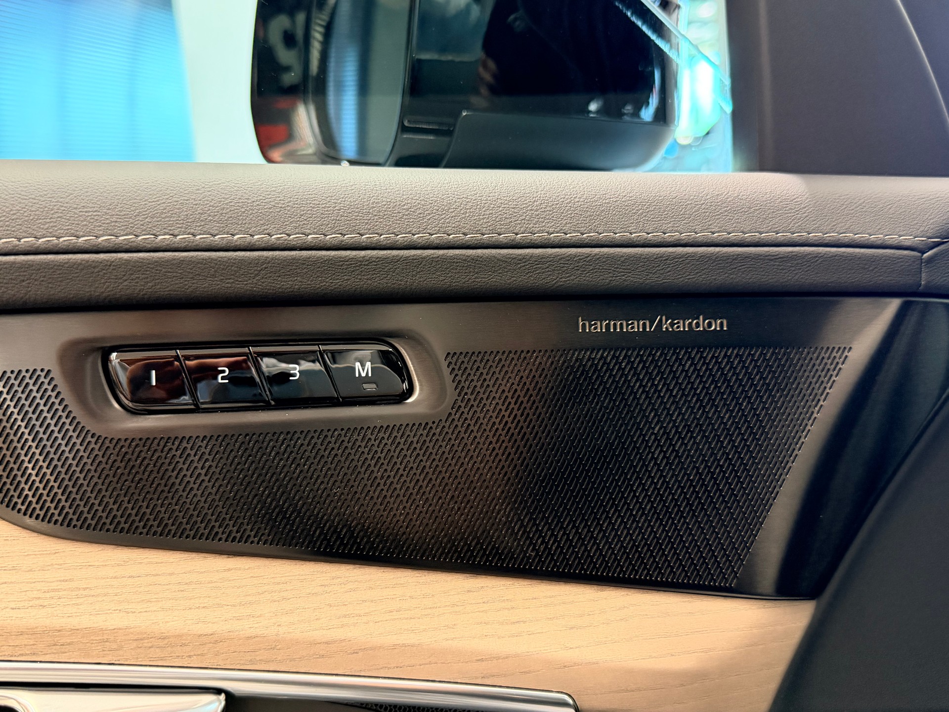 VOLVO XC90 T8 eAWD PluginHybrid Plus Dark Geartronic-image-17