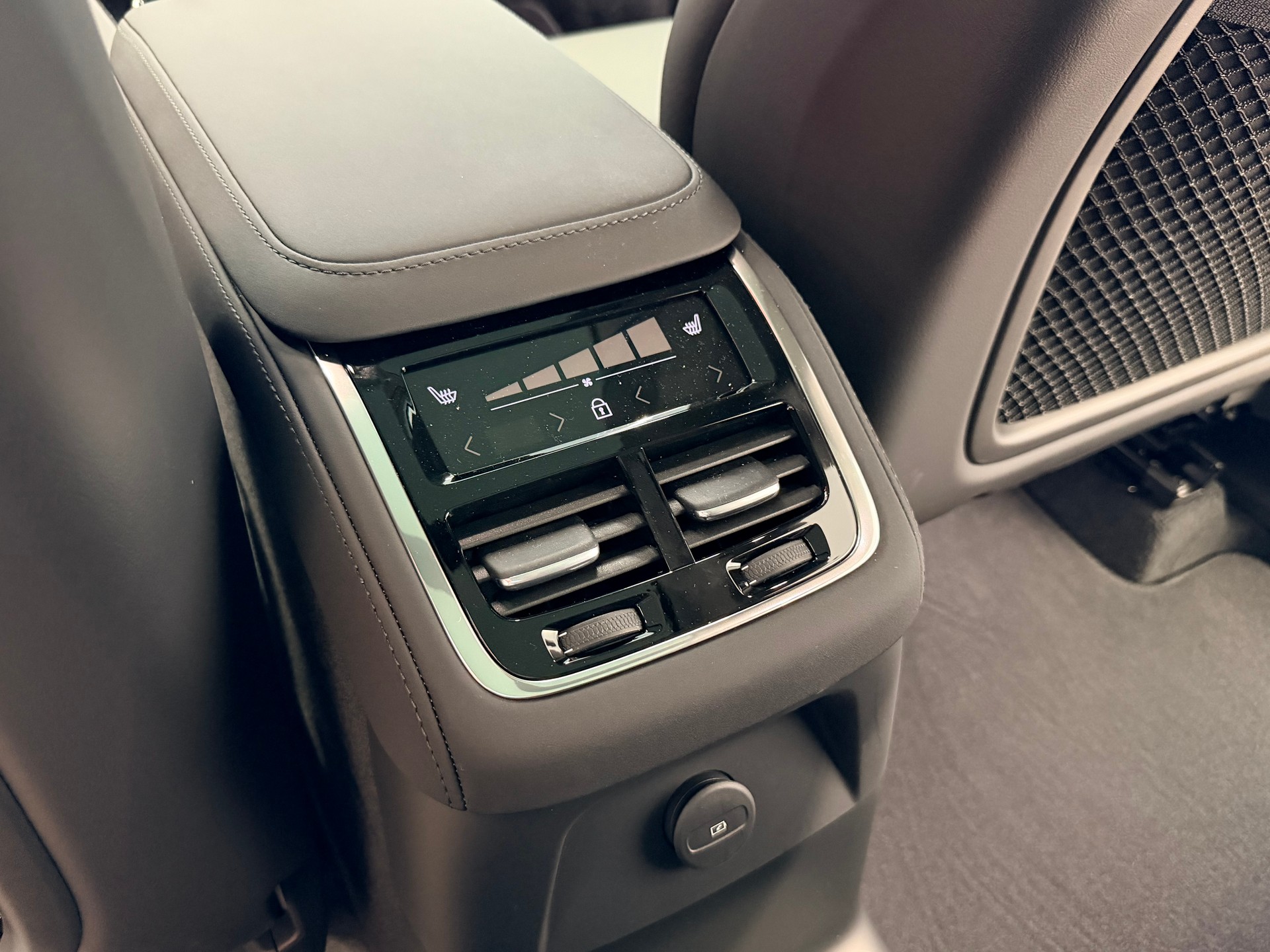 VOLVO XC90 T8 eAWD PluginHybrid Plus Dark Geartronic-image-21