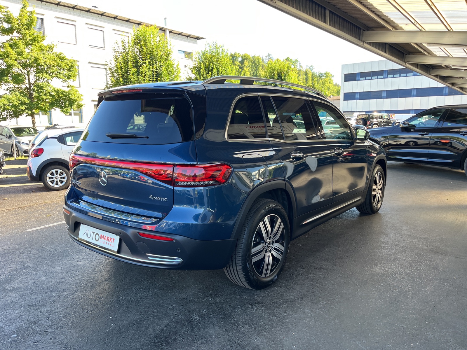 MERCEDES-BENZ EQB 300 4Matic-image-4