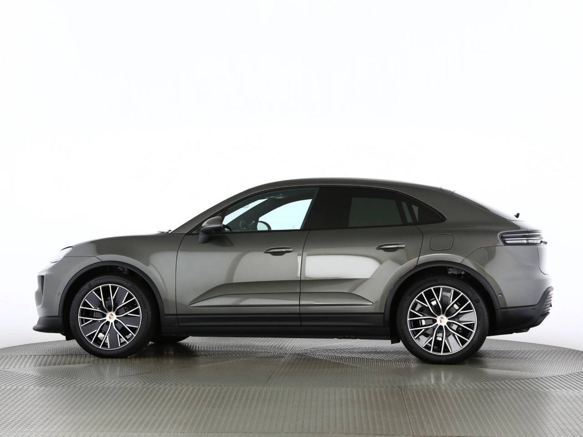 PORSCHE Macan 4-image-13