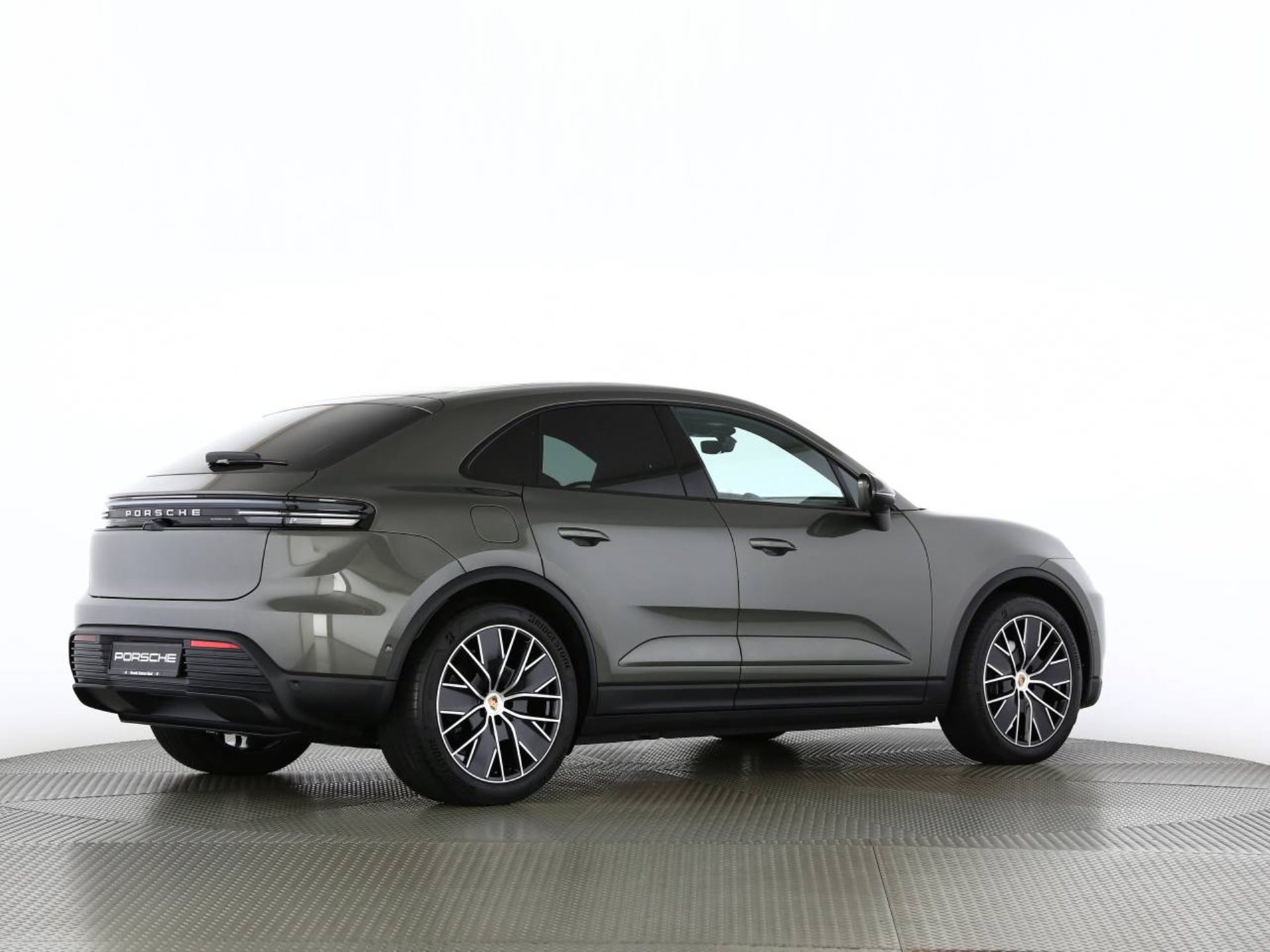 PORSCHE Macan 4-image-21