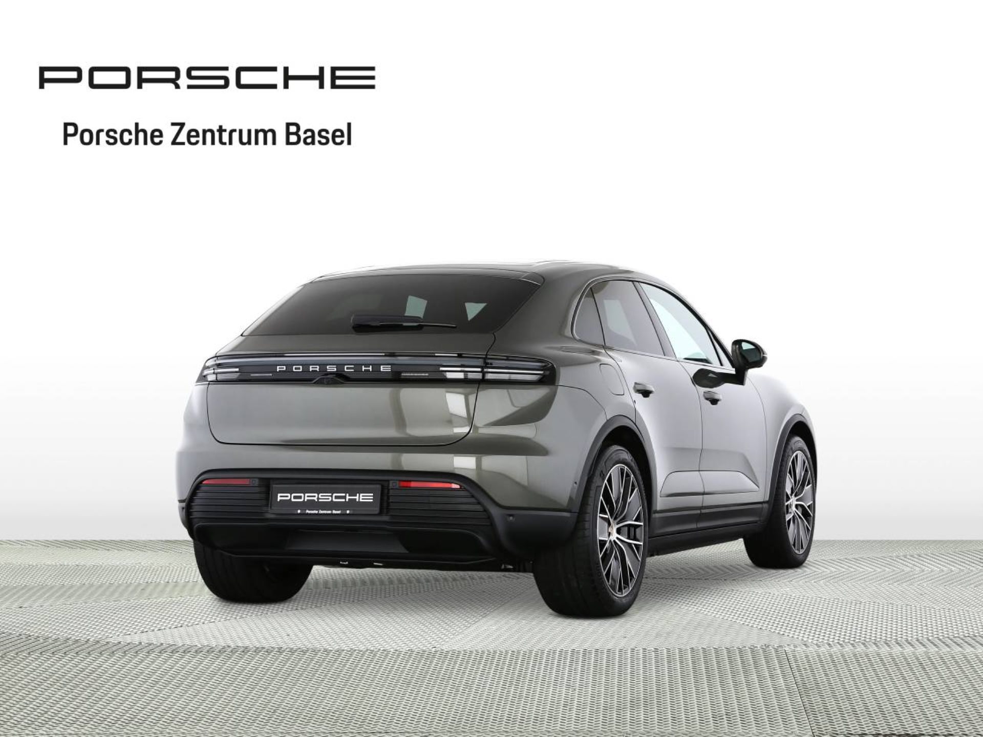 PORSCHE Macan 4-image-2