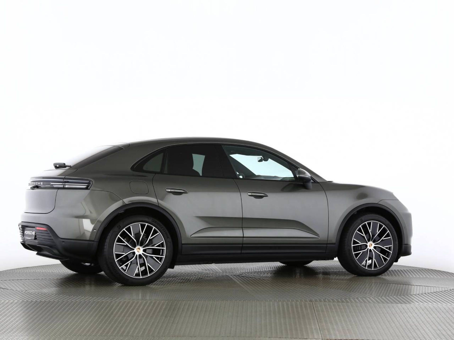 PORSCHE Macan 4-image-22