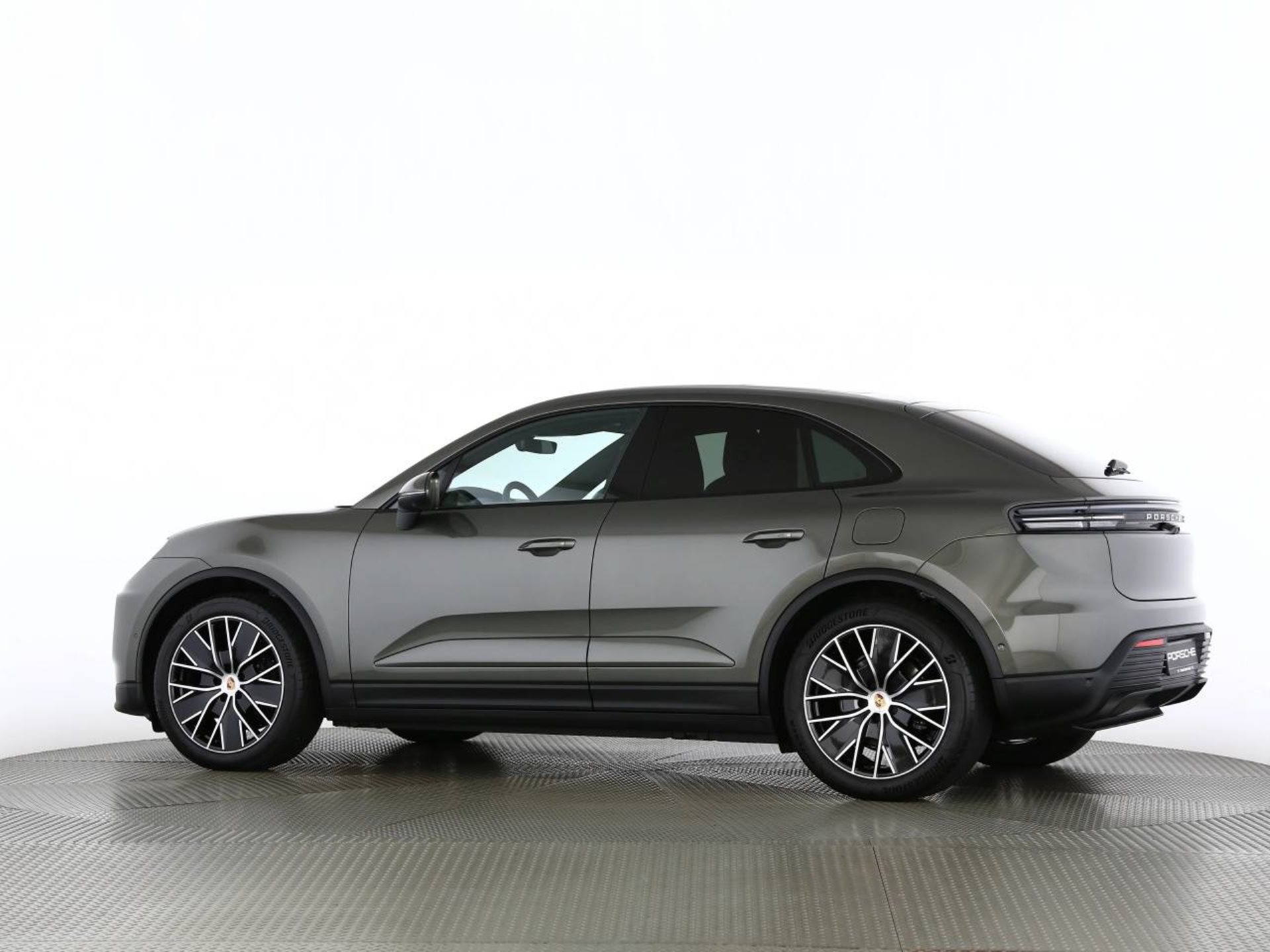 PORSCHE Macan 4-image-14