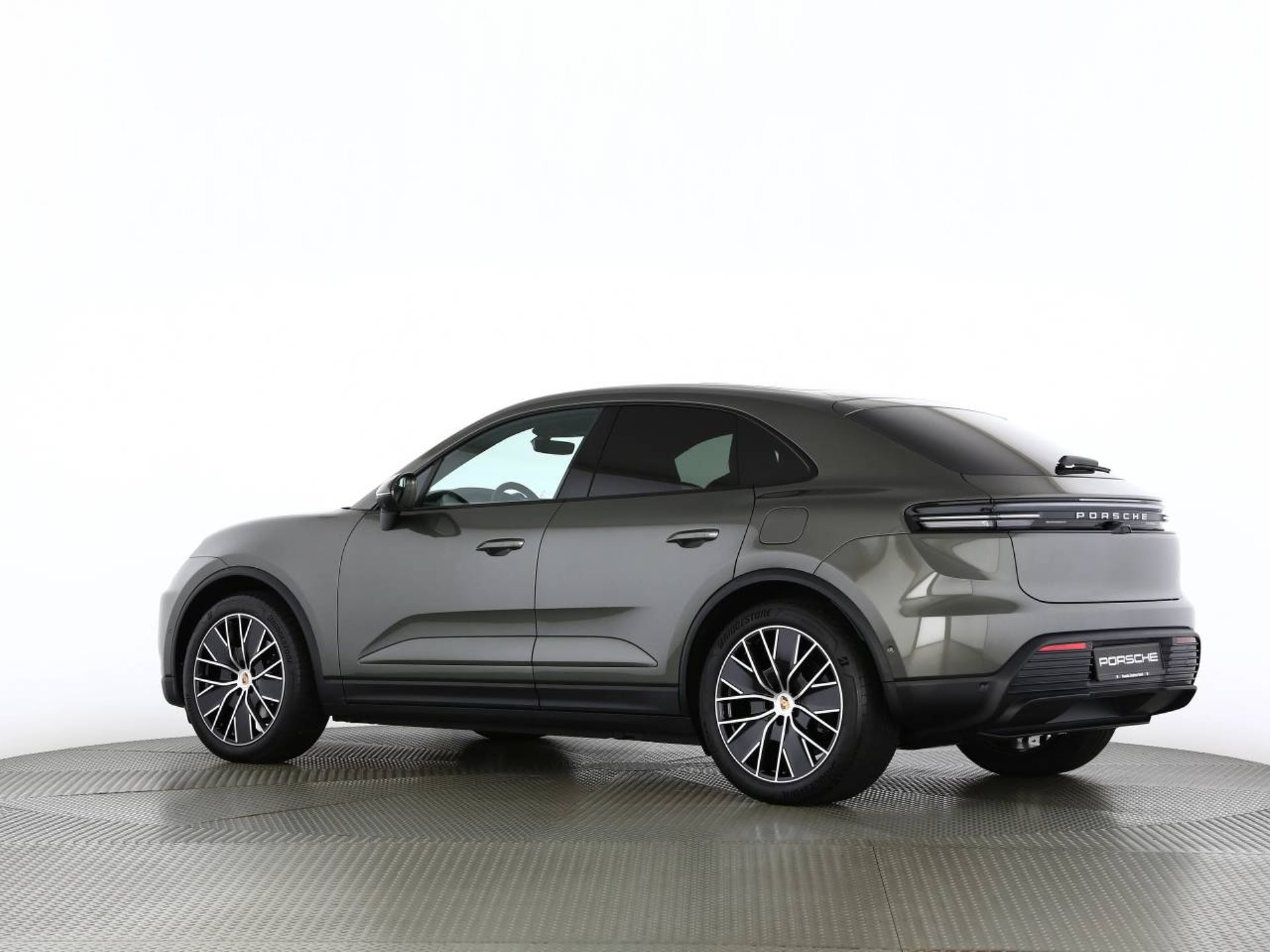 PORSCHE Macan 4-image-15