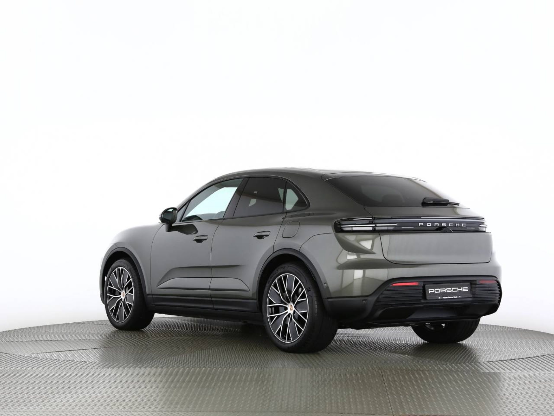 PORSCHE Macan 4-image-16