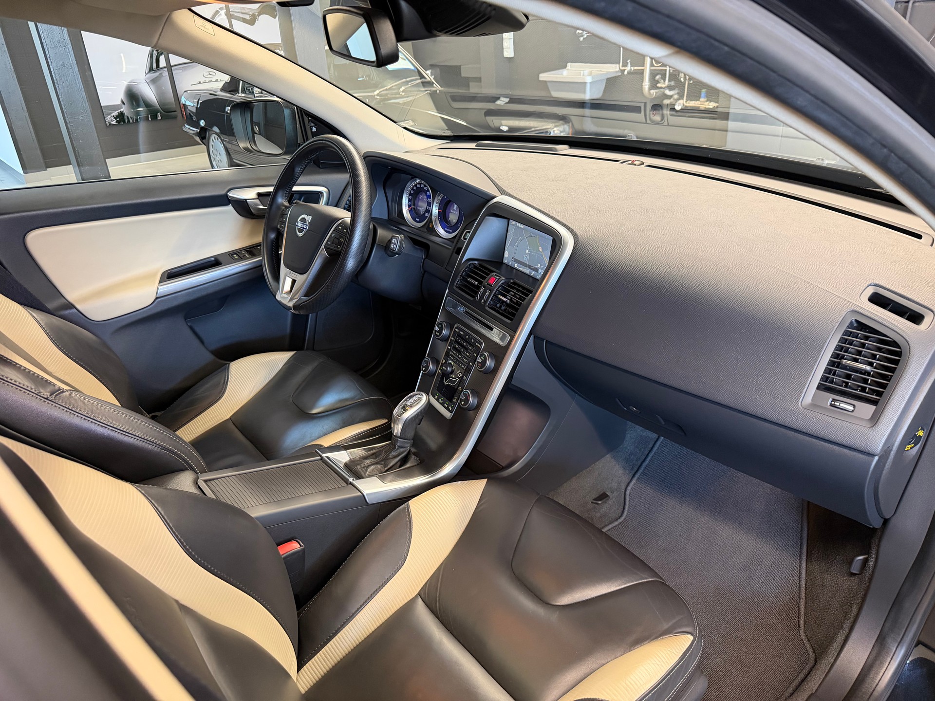 VOLVO XC60 D5 AWD R-Design Geartronic-image-12