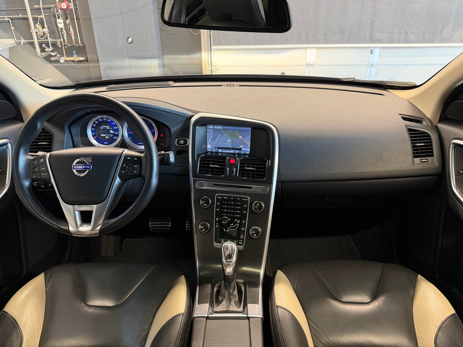 VOLVO XC60 D5 AWD R-Design Geartronic-image-15