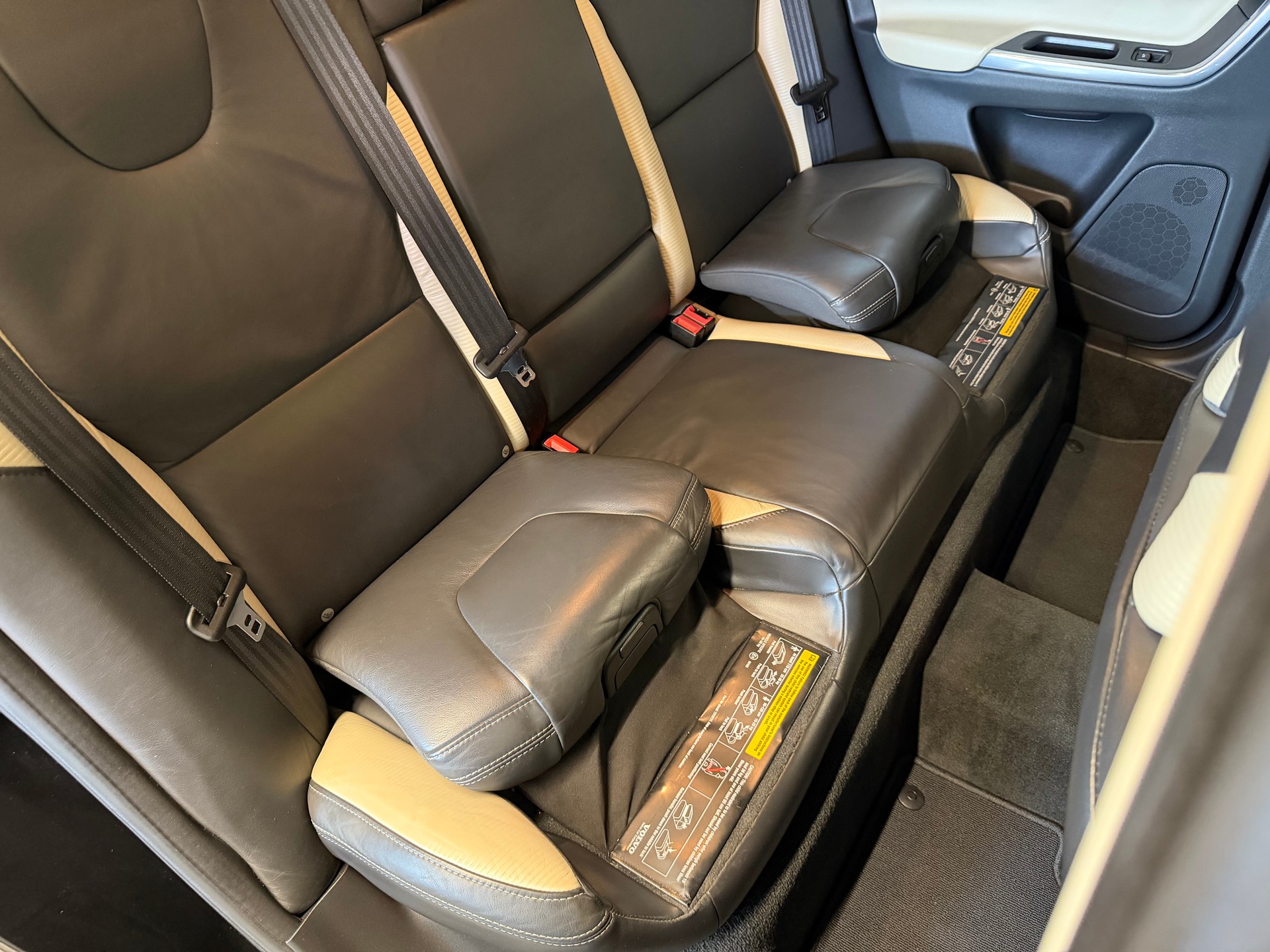 VOLVO XC60 D5 AWD R-Design Geartronic-image-24