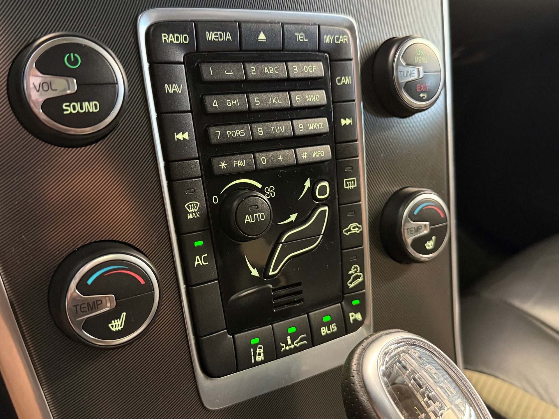 VOLVO XC60 D5 AWD R-Design Geartronic-image-17