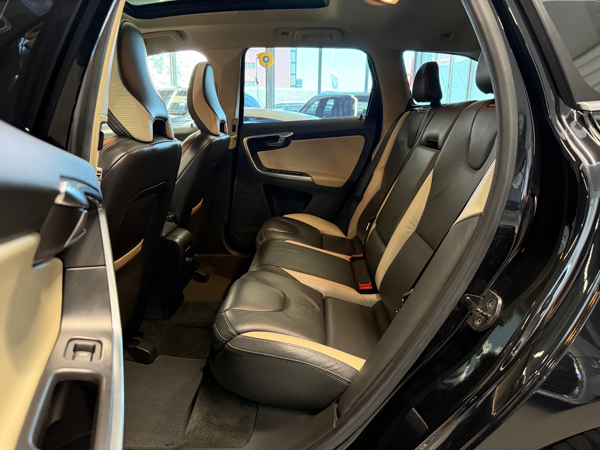 VOLVO XC60 D5 AWD R-Design Geartronic-image-21