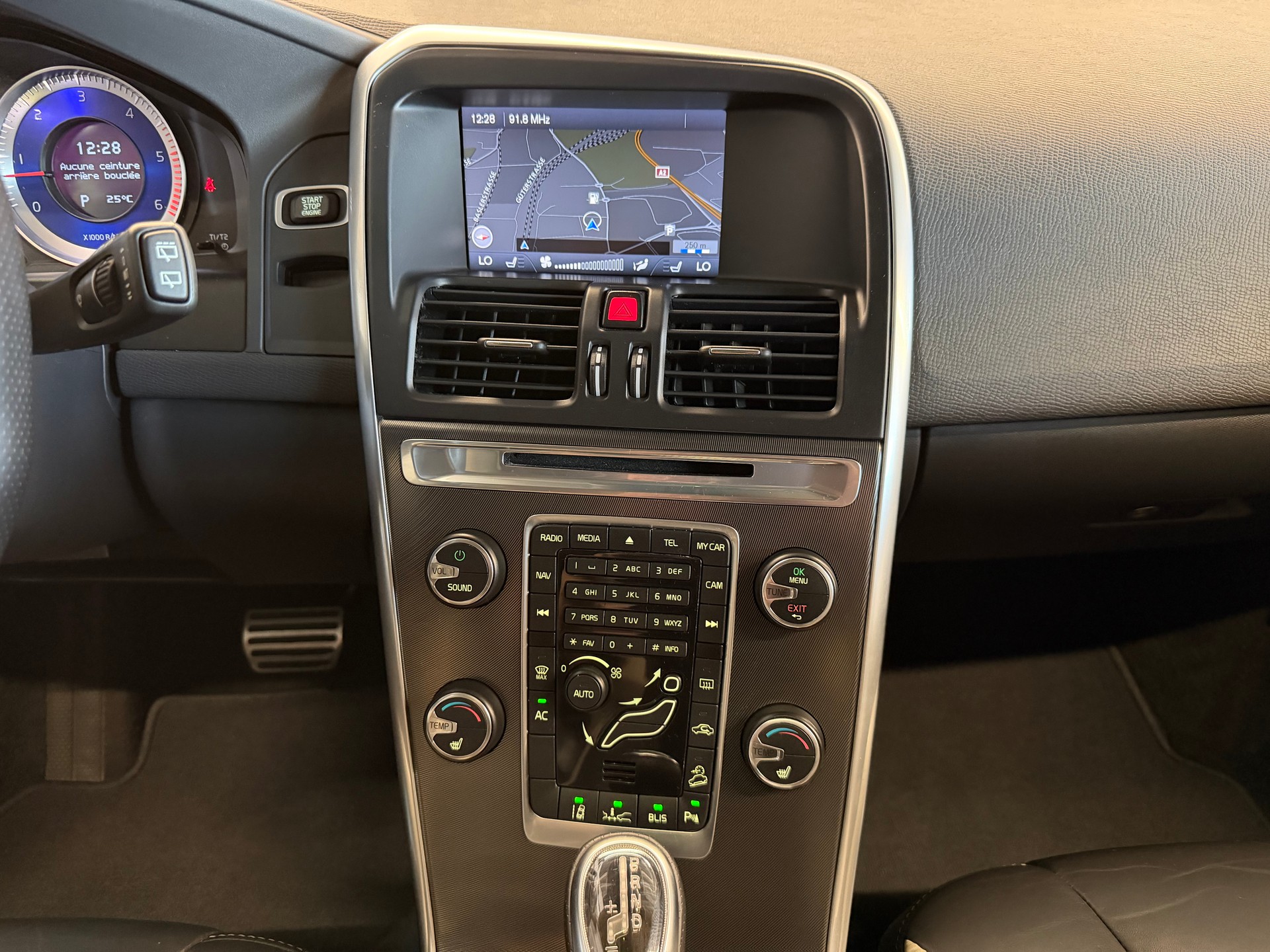 VOLVO XC60 D5 AWD R-Design Geartronic-image-16