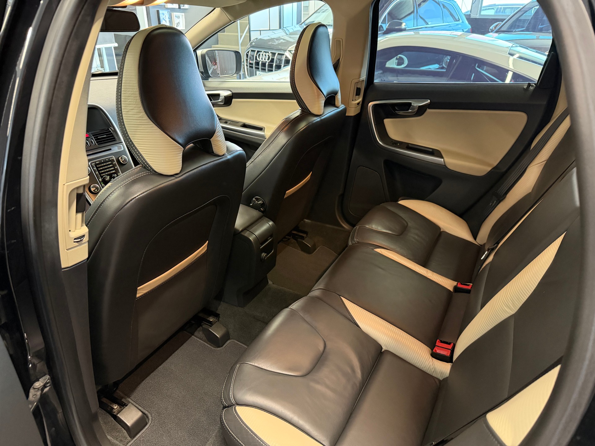 VOLVO XC60 D5 AWD R-Design Geartronic-image-22