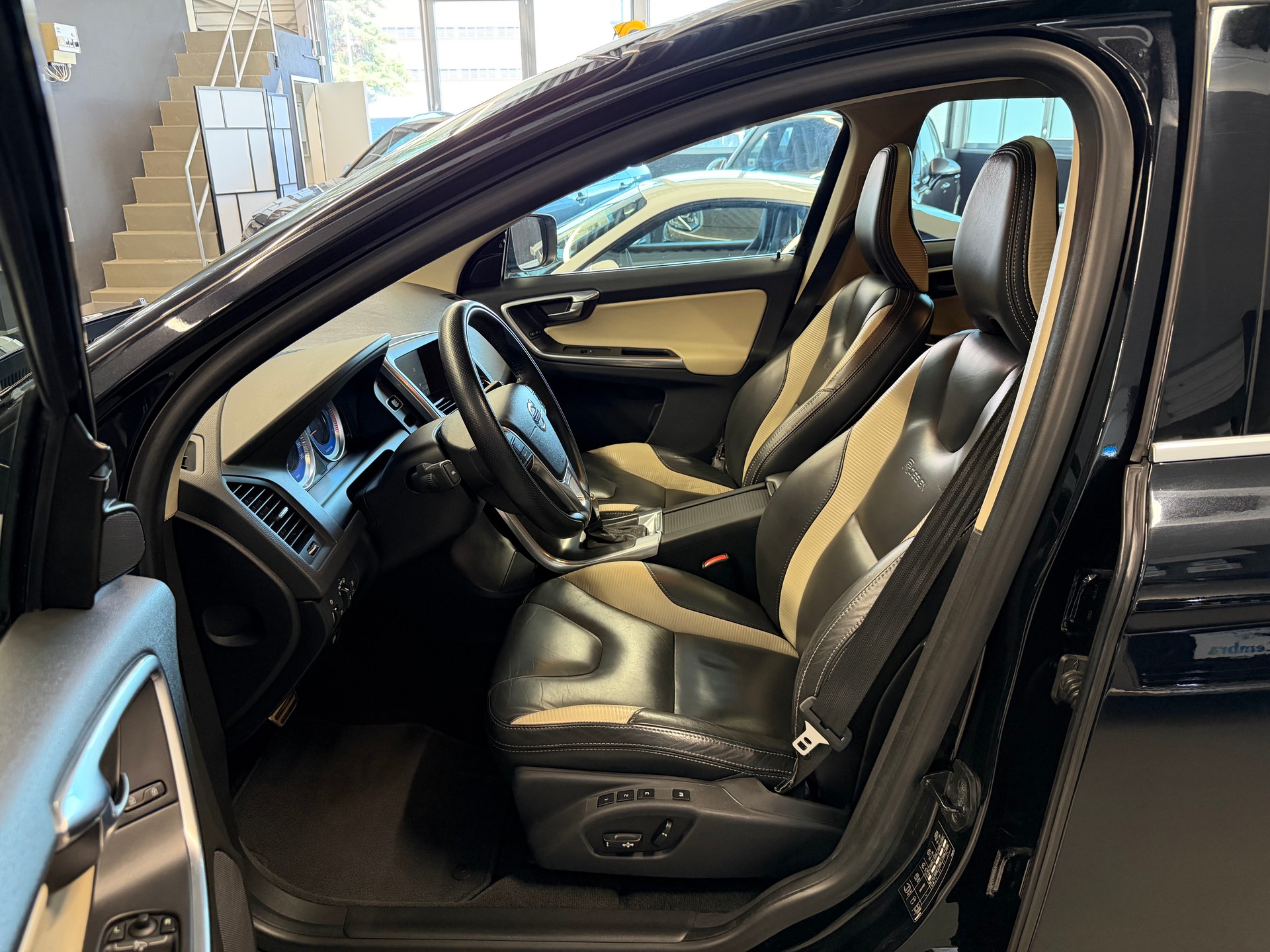 VOLVO XC60 D5 AWD R-Design Geartronic-image-8