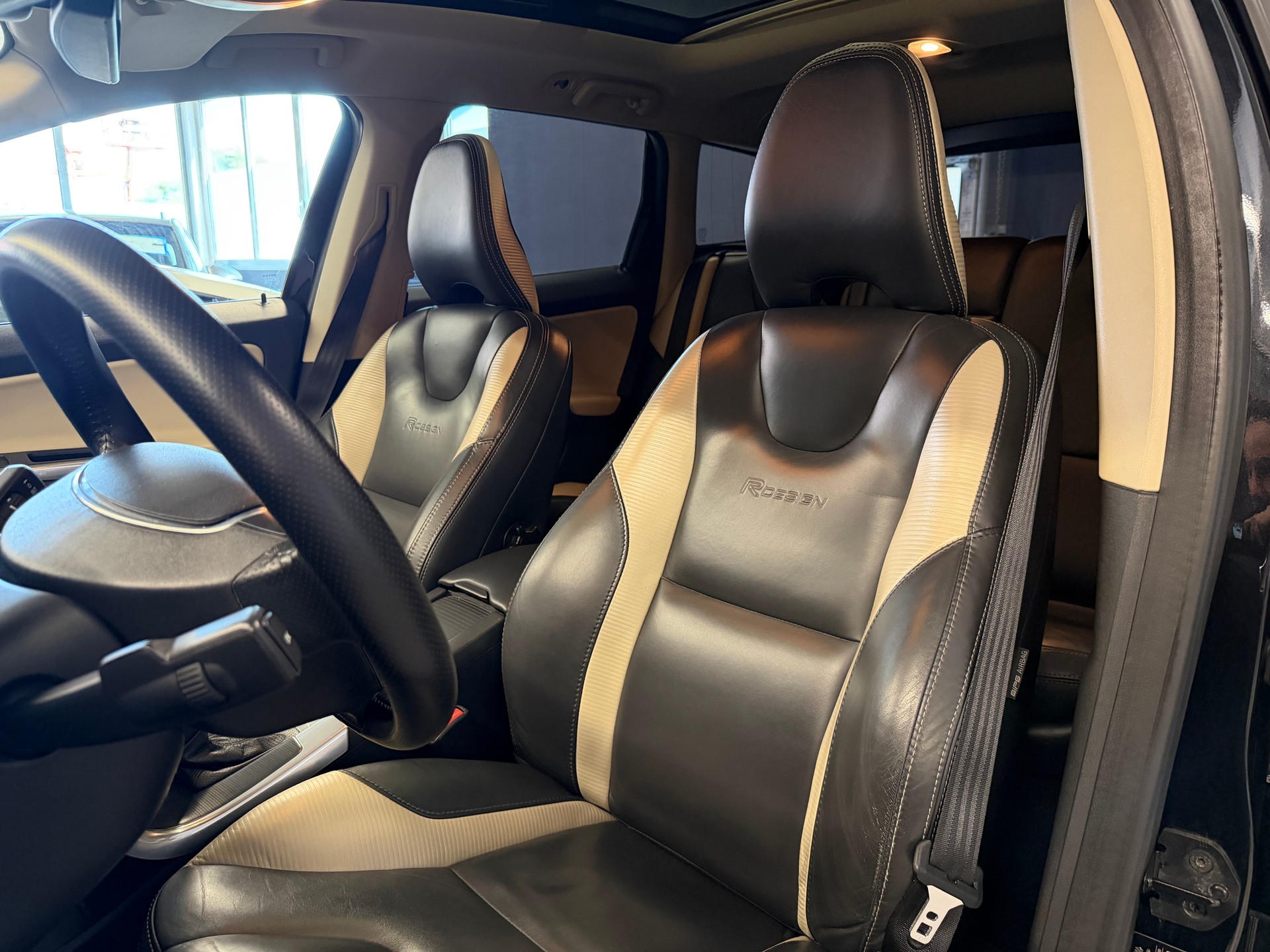 VOLVO XC60 D5 AWD R-Design Geartronic-image-10
