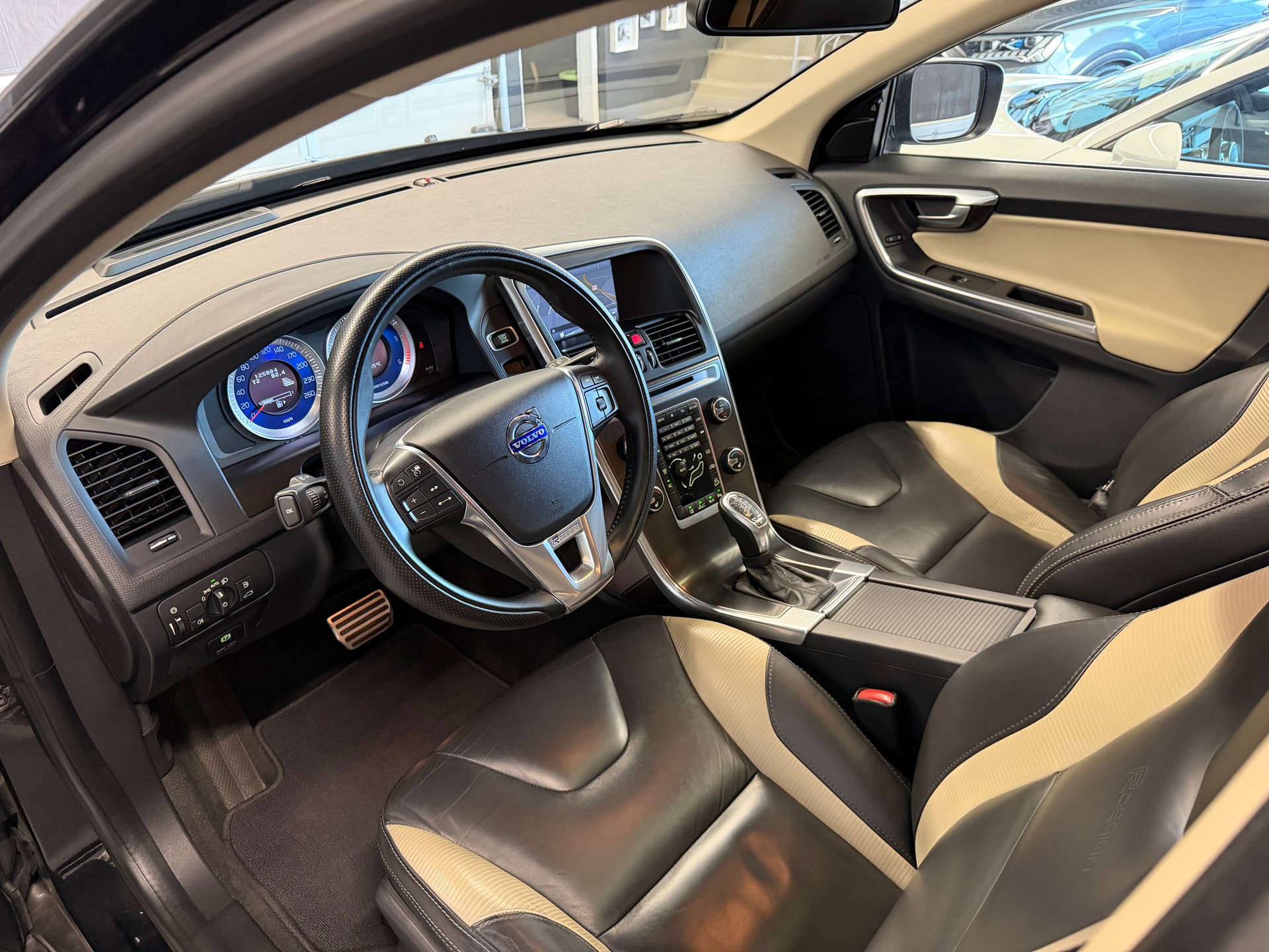 VOLVO XC60 D5 AWD R-Design Geartronic-image-9