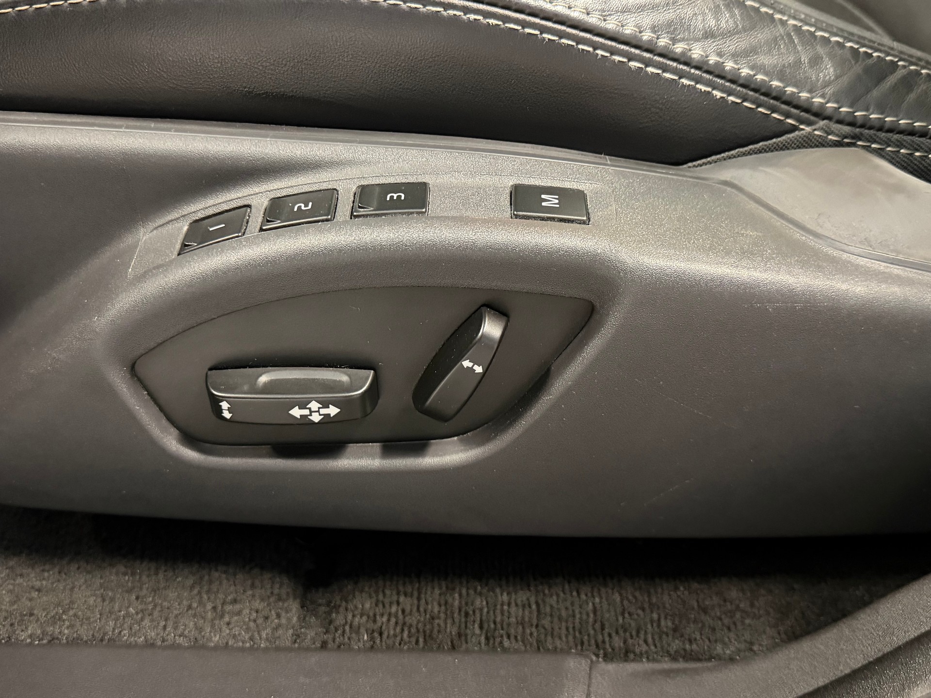 VOLVO XC60 D5 AWD R-Design Geartronic-image-14