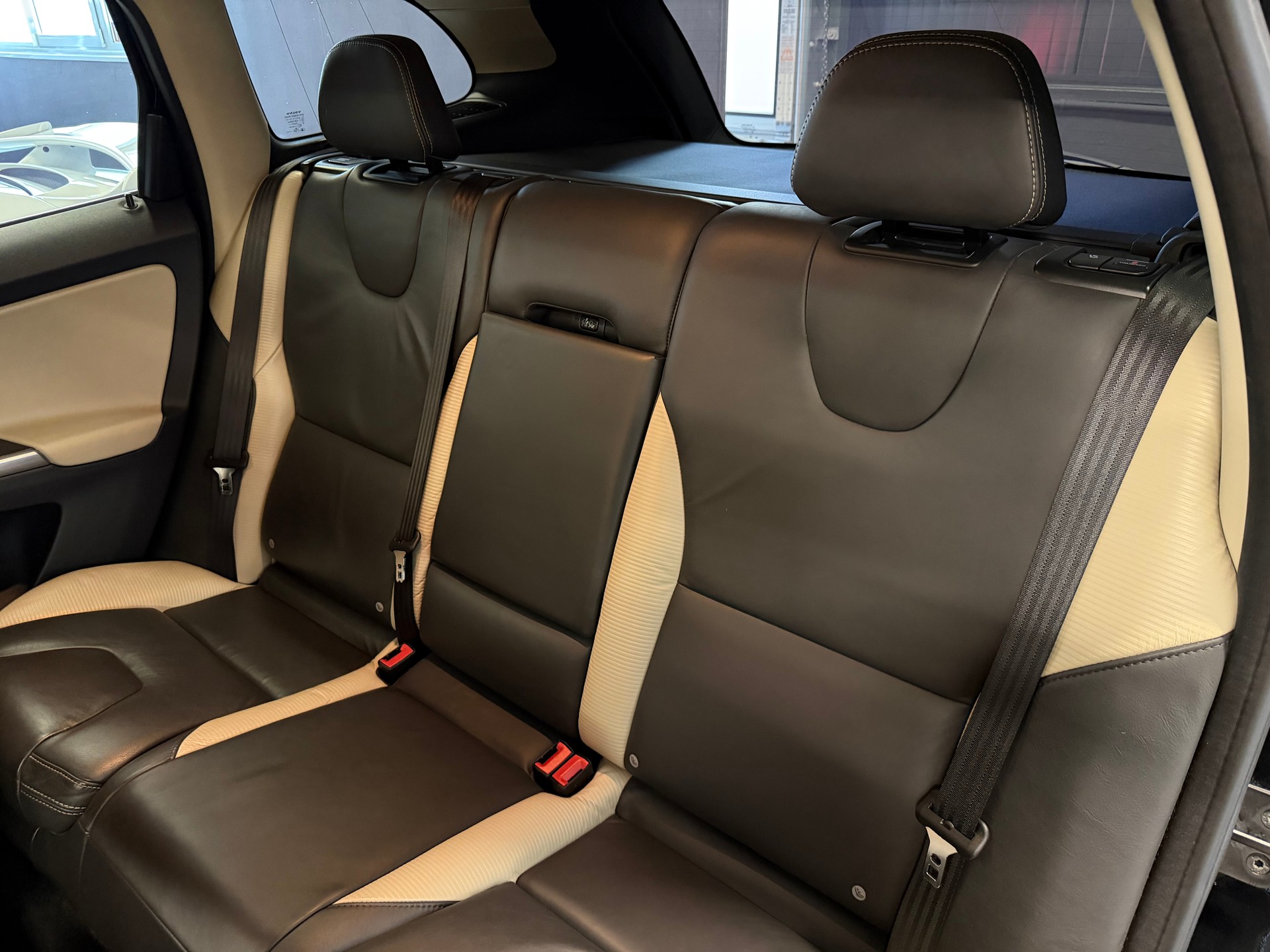 VOLVO XC60 D5 AWD R-Design Geartronic-image-23