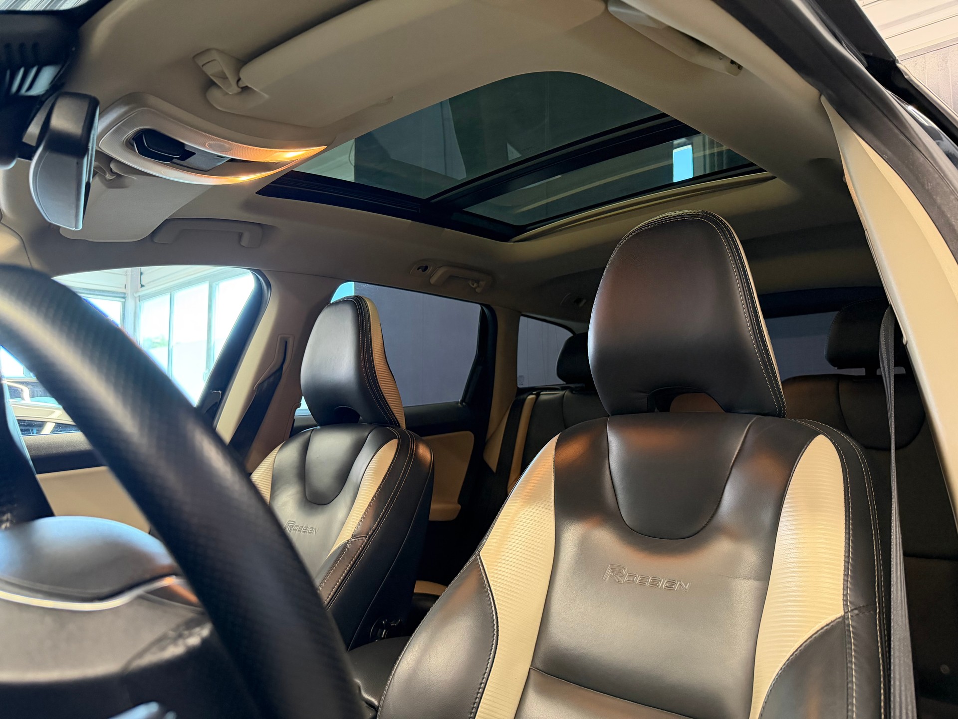 VOLVO XC60 D5 AWD R-Design Geartronic-image-11