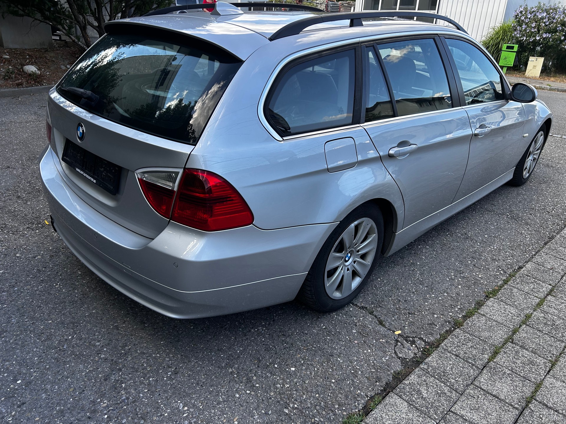 BMW 325i Touring-image-5