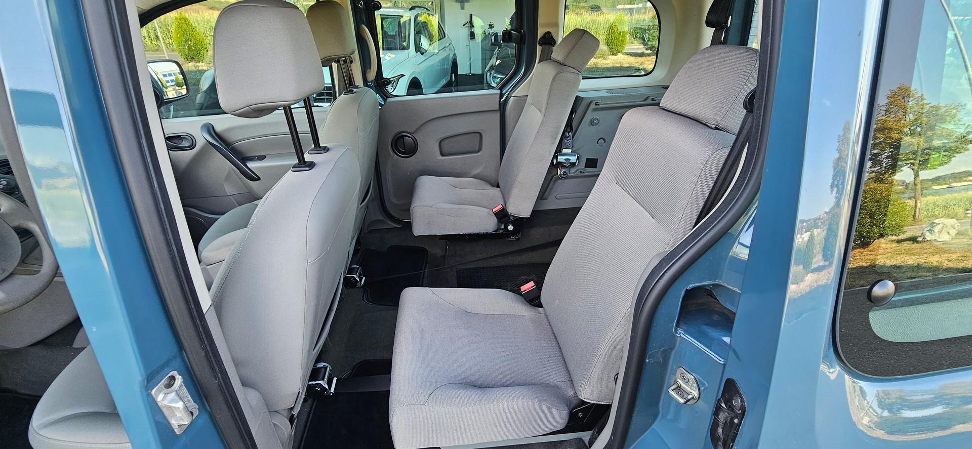 RENAULT Behindertengerecht-Rampe / 4-Sitze & ein Rollstuhlfahrer/in-image-11