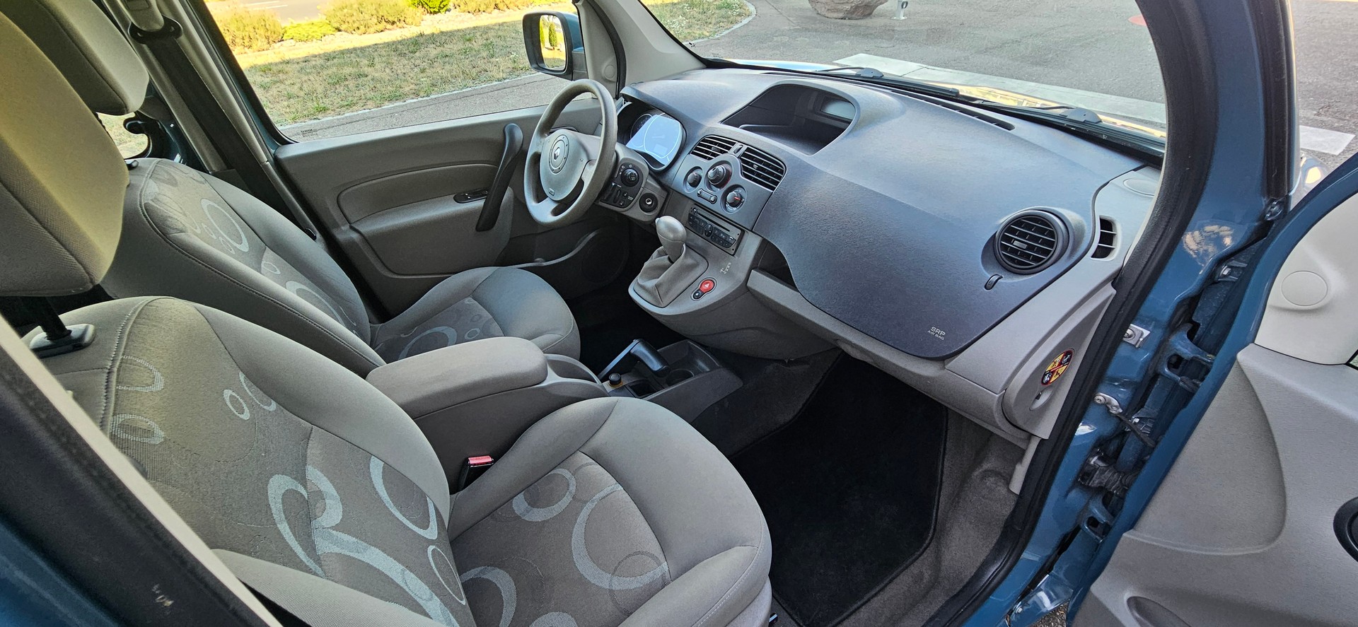 RENAULT Behindertengerecht-Rampe / 4-Sitze & ein Rollstuhlfahrer/in-image-10