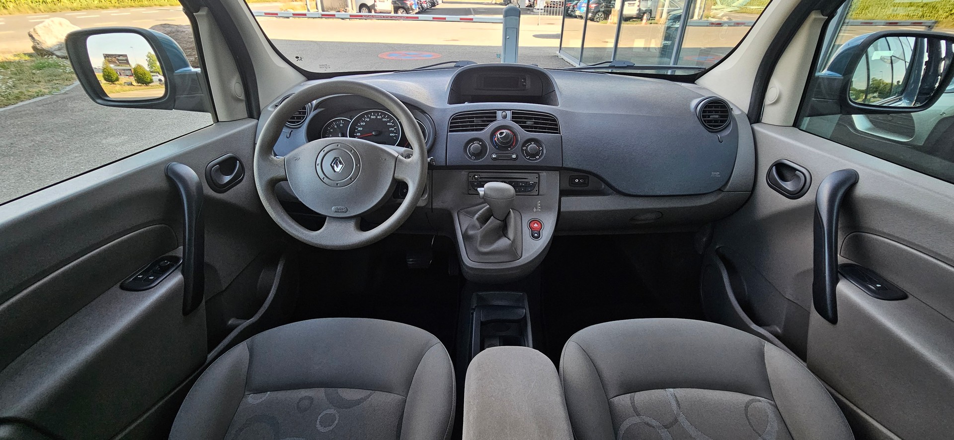 RENAULT Behindertengerecht-Rampe / 4-Sitze & ein Rollstuhlfahrer/in-image-8