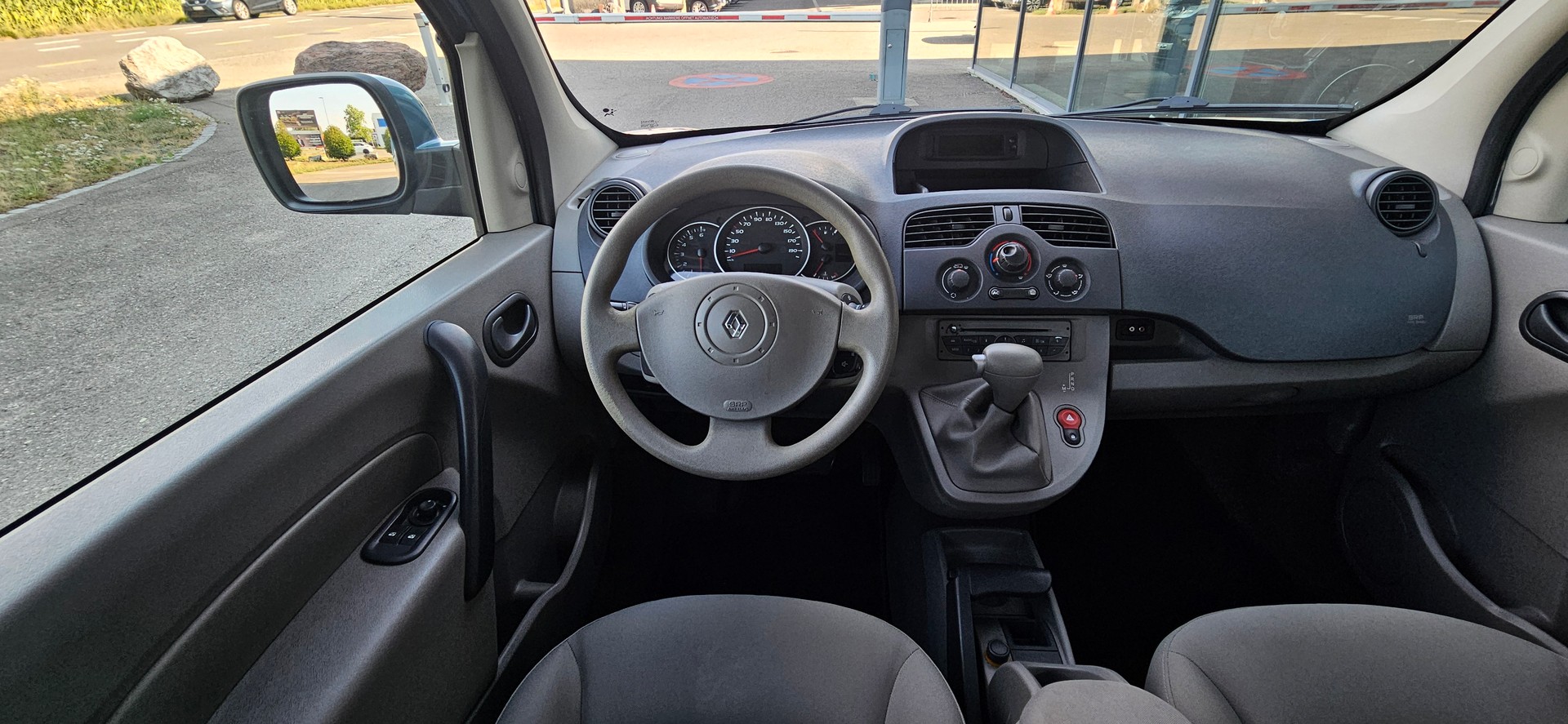 RENAULT Behindertengerecht-Rampe / 4-Sitze & ein Rollstuhlfahrer/in-image-9