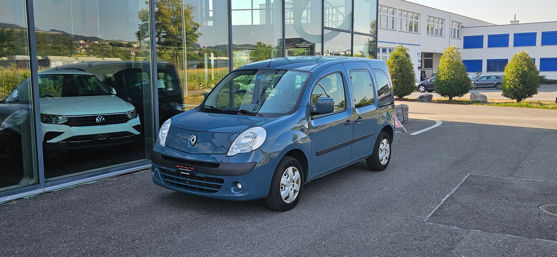 RENAULT Behindertengerecht-Rampe / 4-Sitze & ein Rollstuhlfahrer/in-image-1