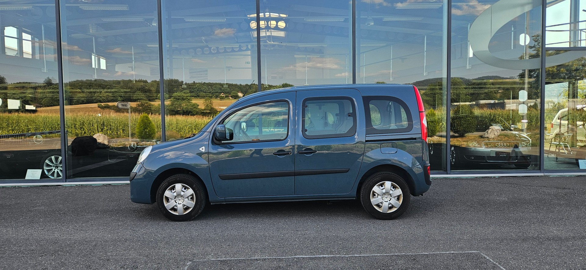 RENAULT Behindertengerecht-Rampe / 4-Sitze & ein Rollstuhlfahrer/in