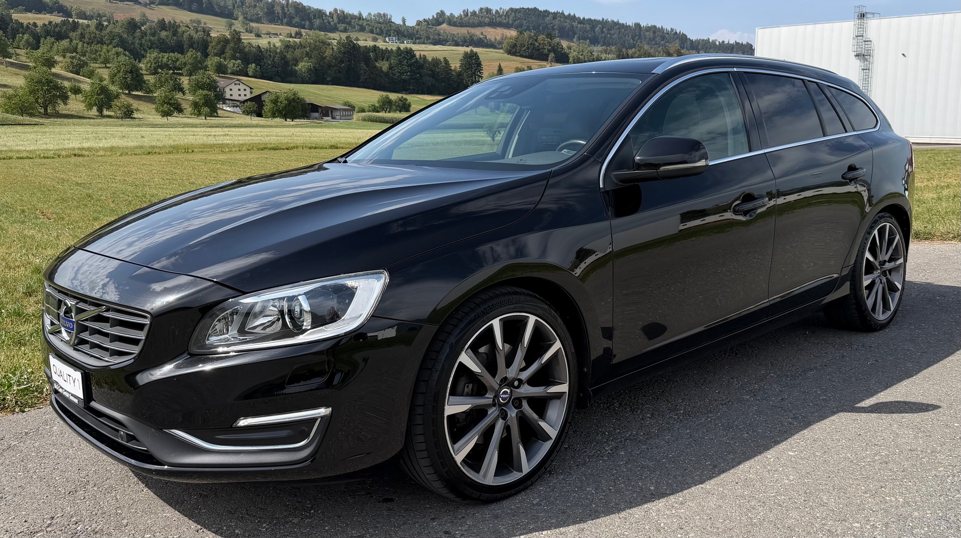 VOLVO V60 D4 AWD Summum Geartronic-image-1