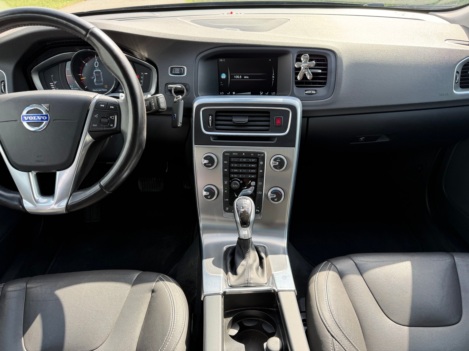 VOLVO V60 D4 AWD Summum Geartronic-image-14