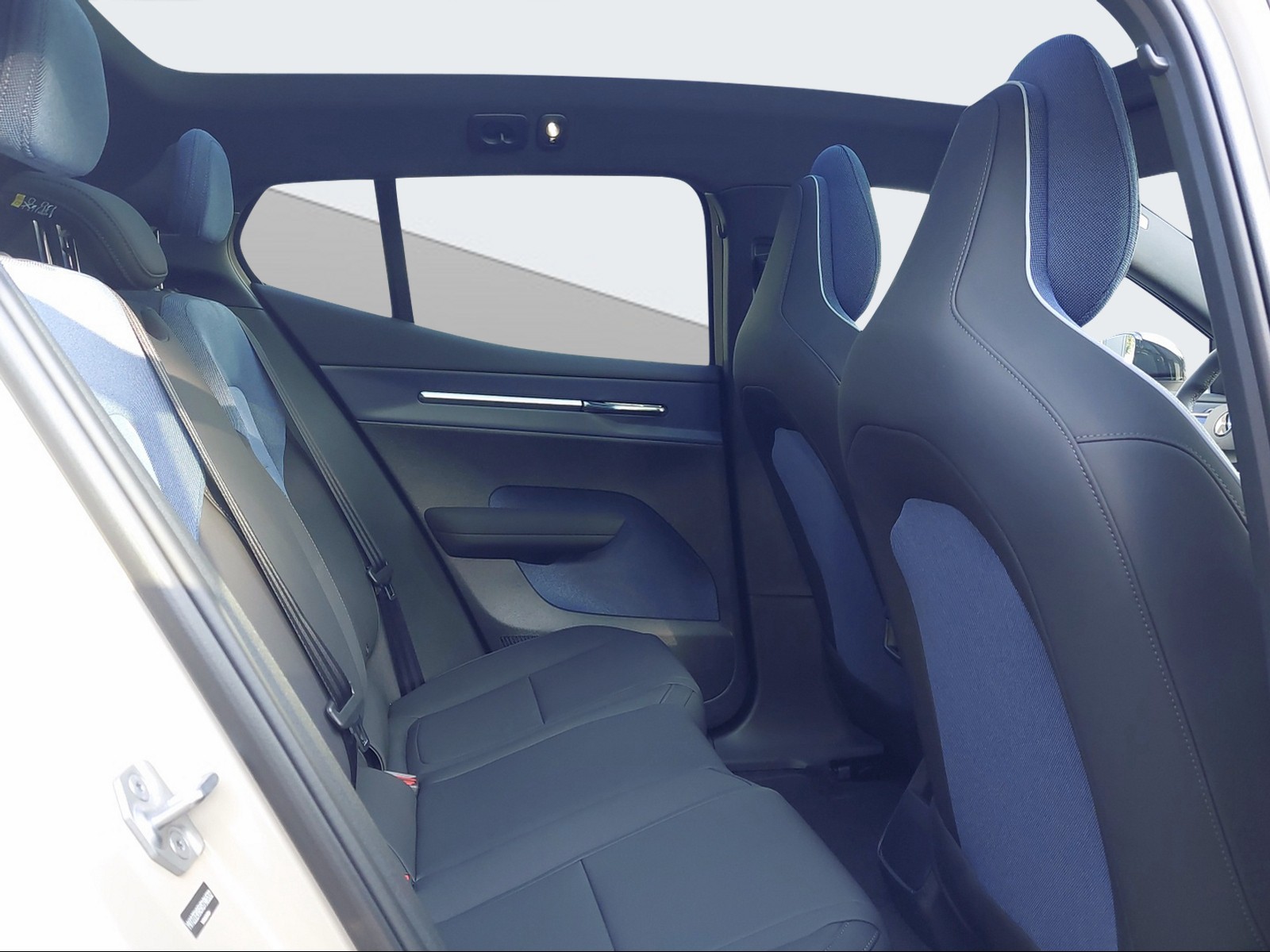 VOLVO EX 30 P8 Ultra AWD-image-12