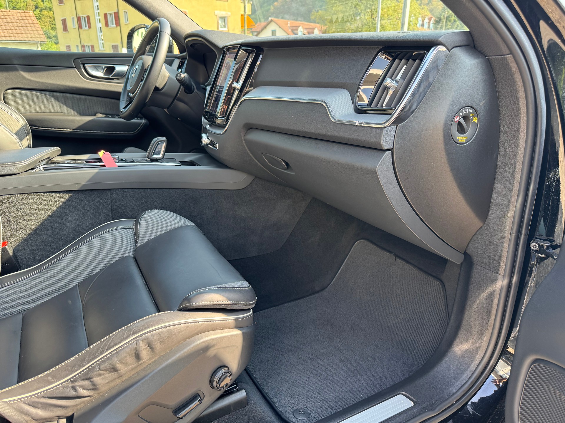 VOLVO XC60 B4 Diesel Mild Hybrid AWD R-Design Geartronic-image-20