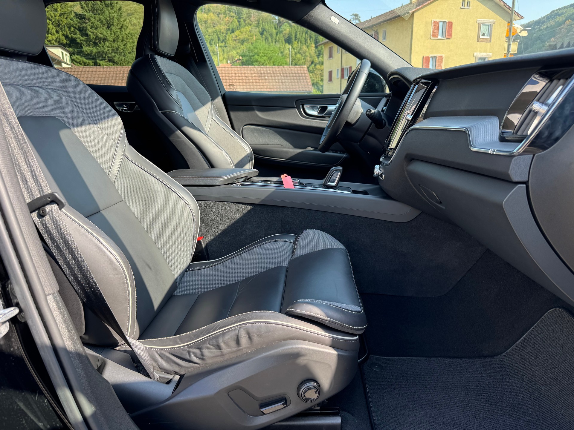 VOLVO XC60 B4 Diesel Mild Hybrid AWD R-Design Geartronic-image-19