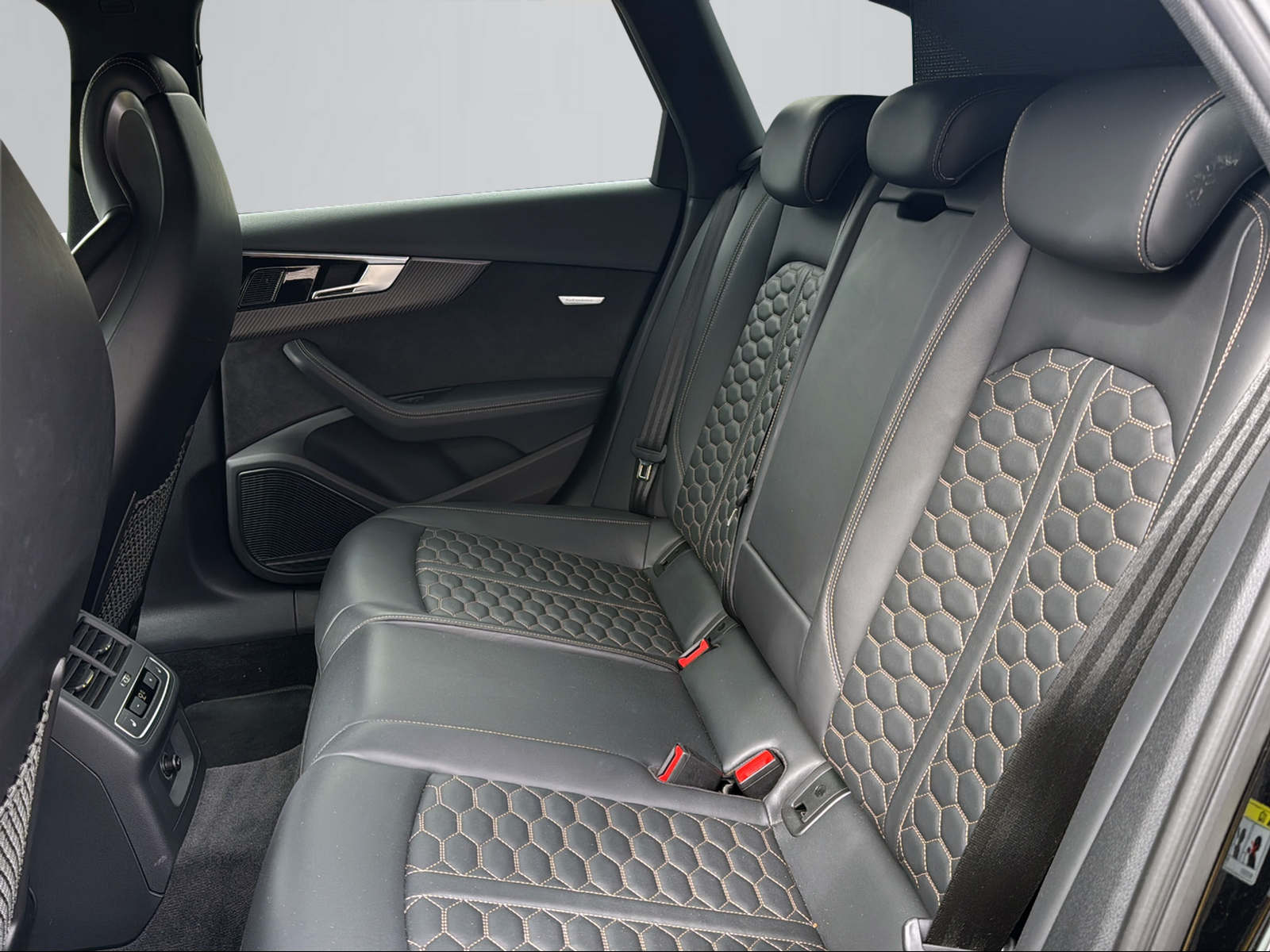 AUDI RS4 Avant quattro tiptronic-image-5