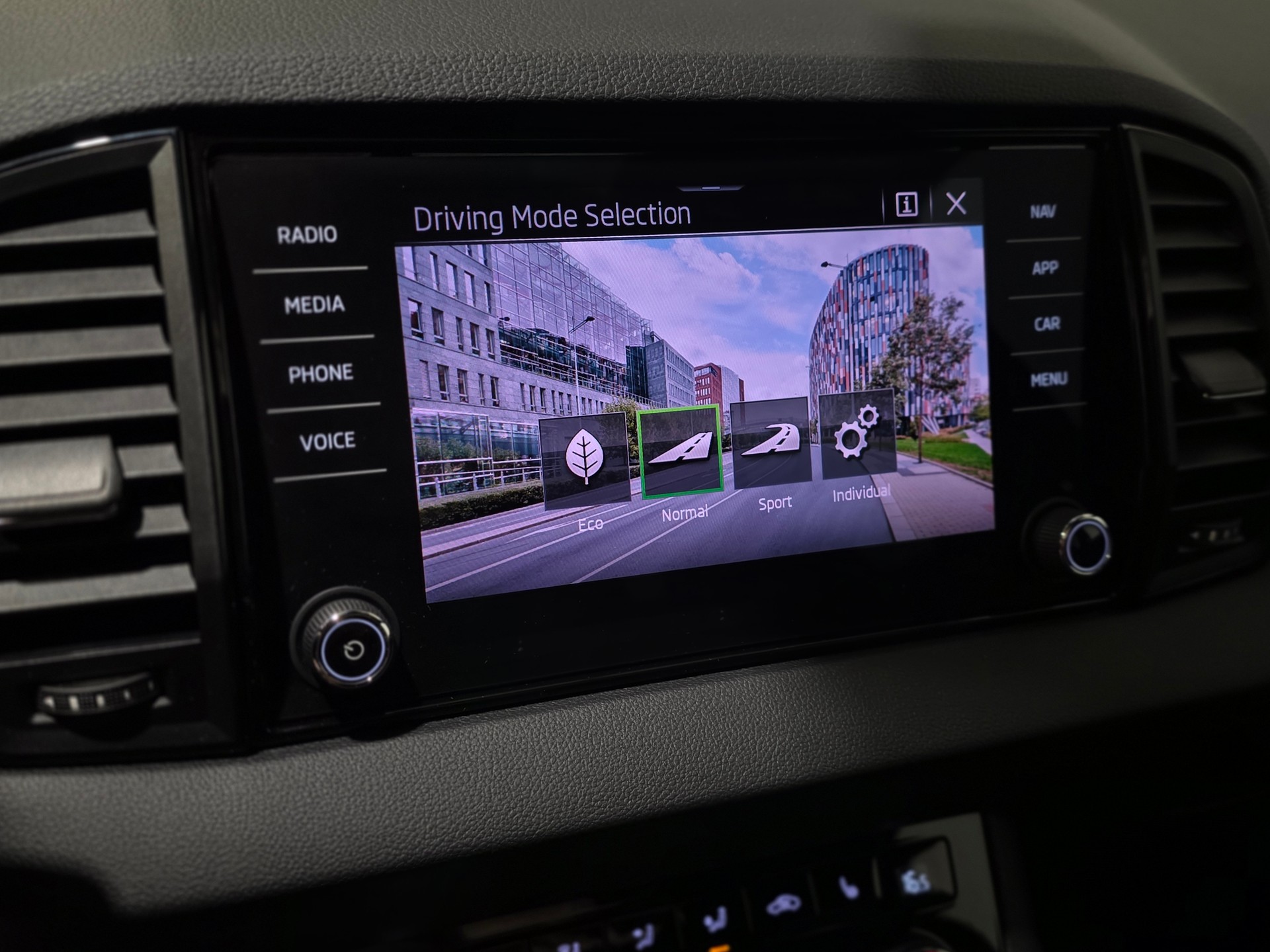 SKODA Karoq 1.5 TSI SportLine DSG-image-12