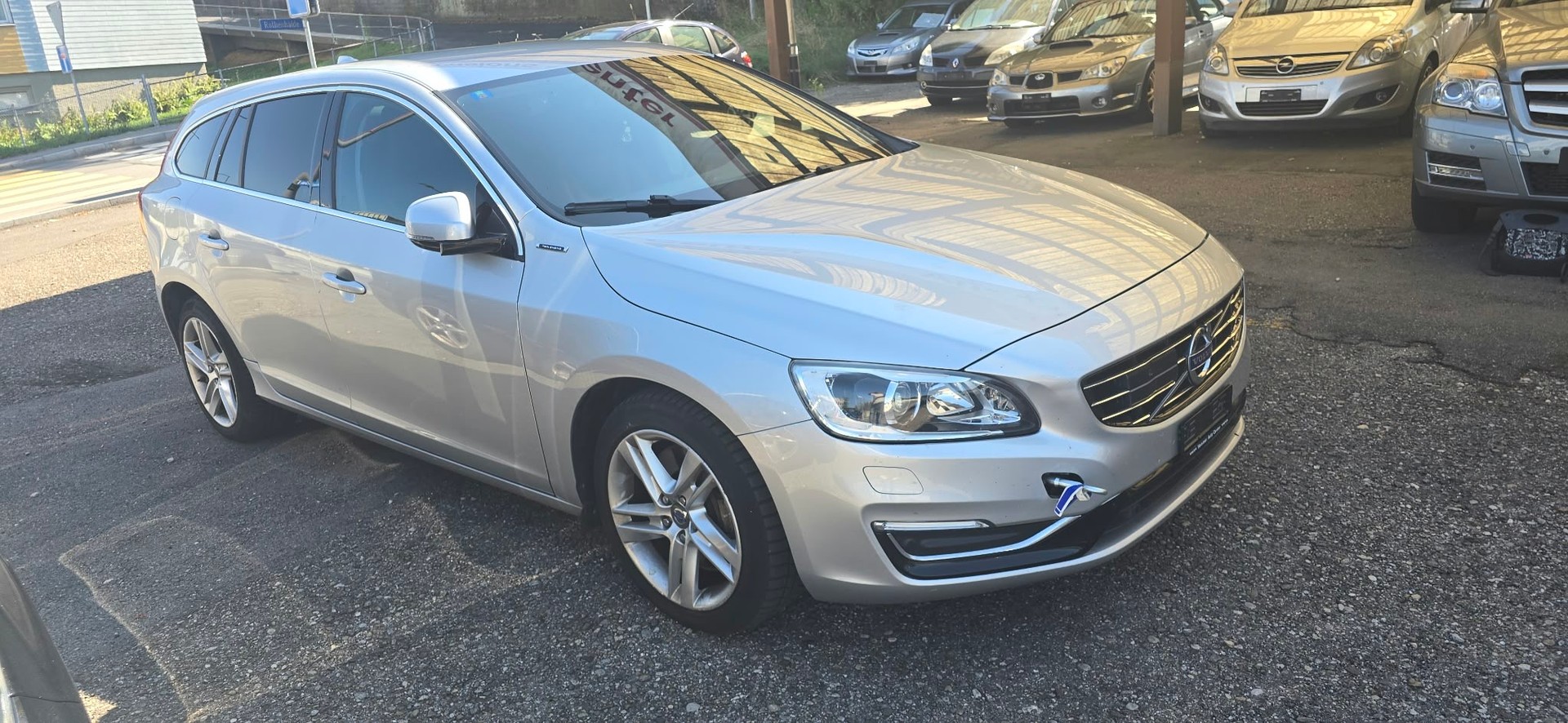 VOLVO V60 D6 AWD Plug-in Hybrid Summum Geartronic-image-3