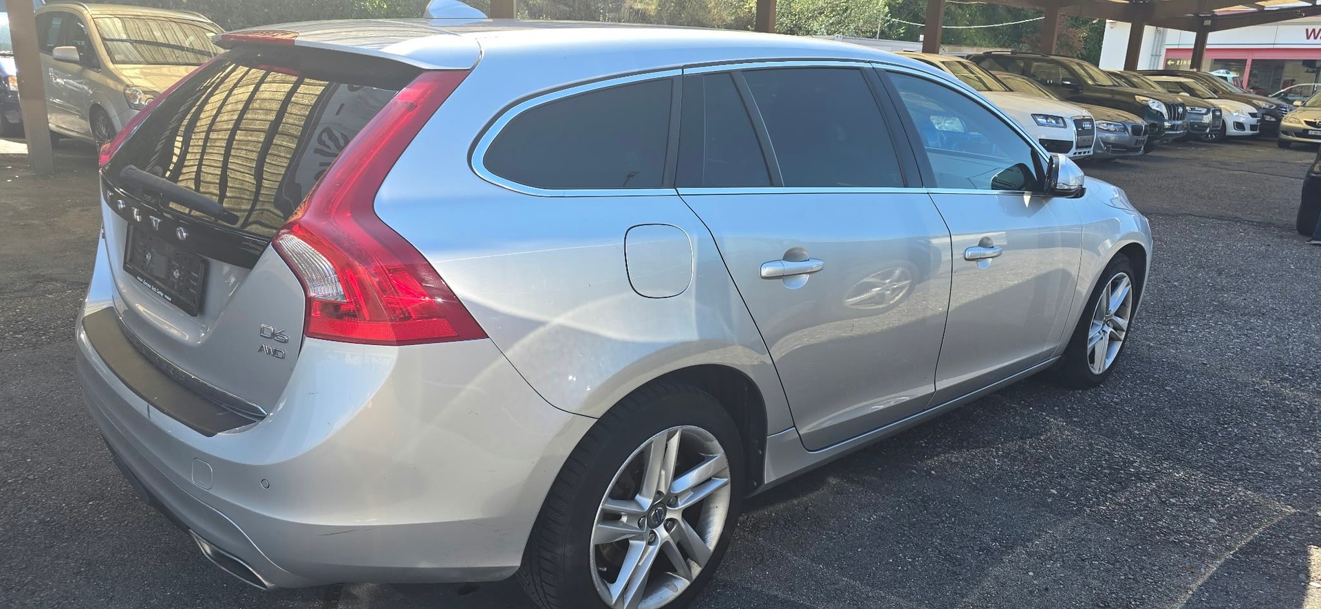VOLVO V60 D6 AWD Plug-in Hybrid Summum Geartronic-image-2