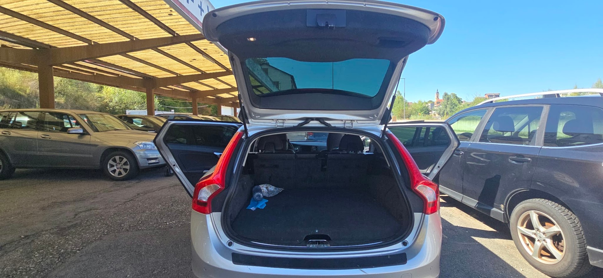 VOLVO V60 D6 AWD Plug-in Hybrid Summum Geartronic-image-12