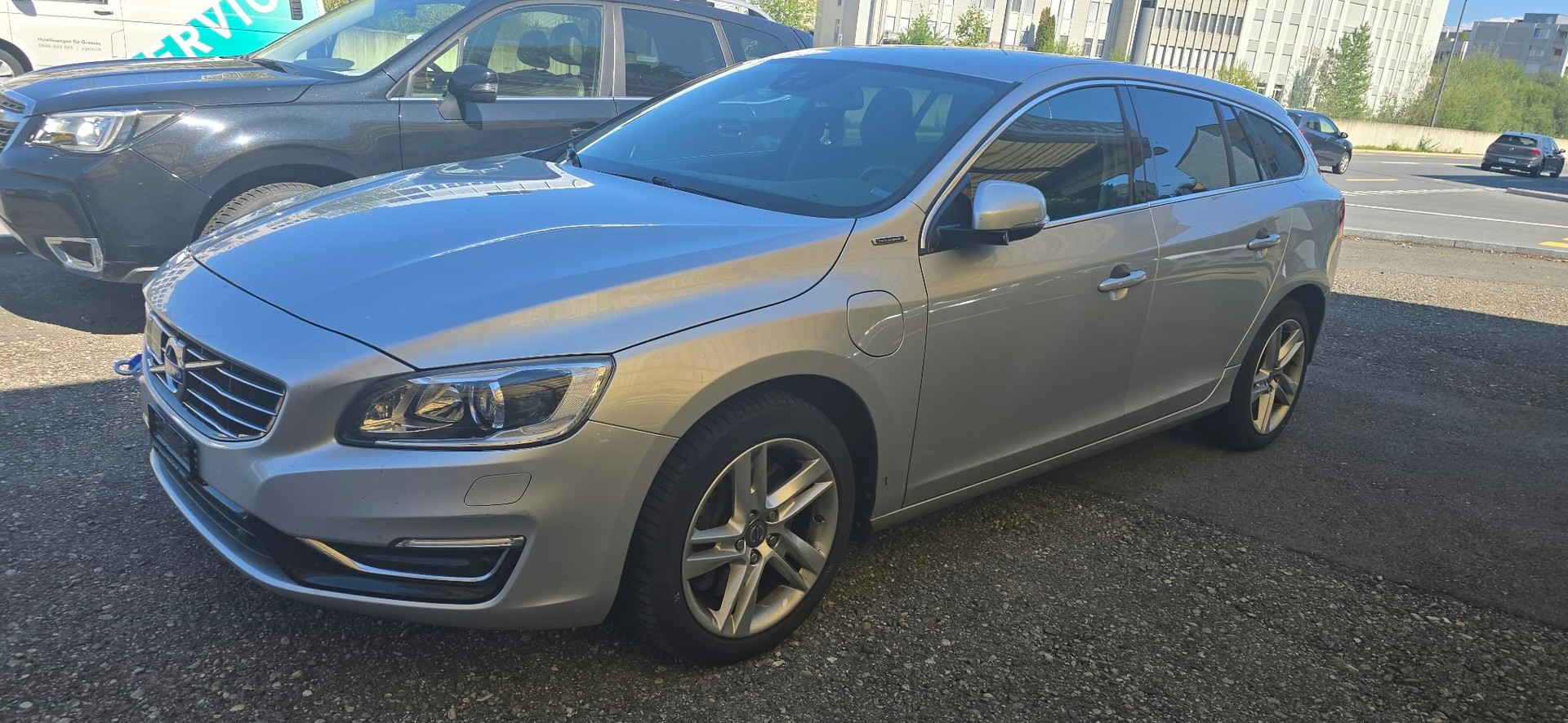 VOLVO V60 D6 AWD Plug-in Hybrid Summum Geartronic-image-1