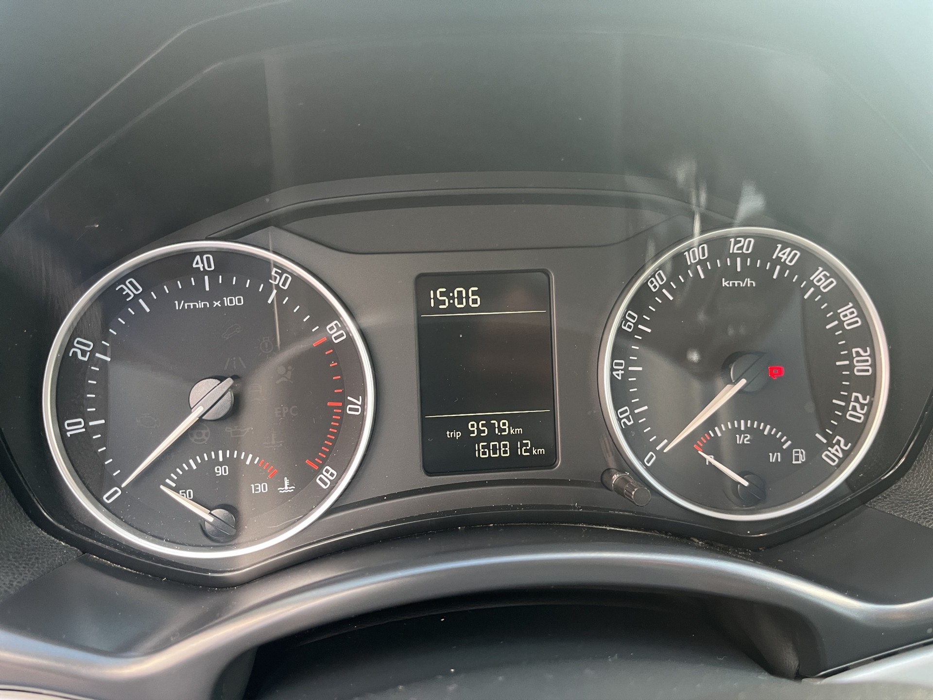 SKODA Octavia Combi 1.8 TSI 50Years 4x4-image-5