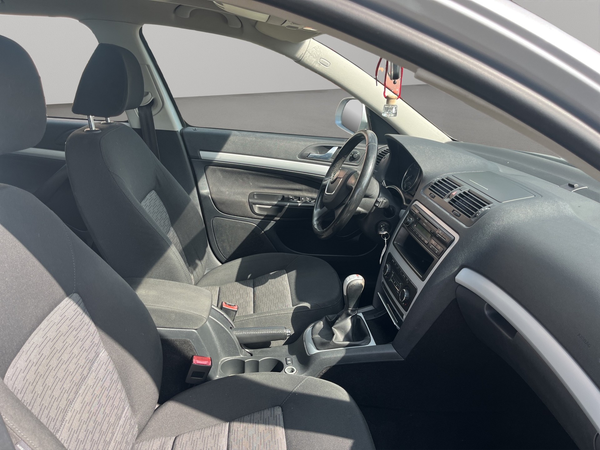 SKODA Octavia Combi 1.8 TSI 50Years 4x4-image-8