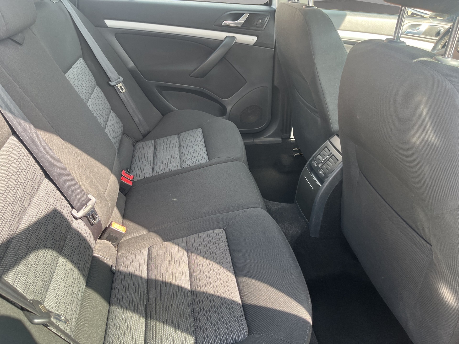 SKODA Octavia Combi 1.8 TSI 50Years 4x4-image-9