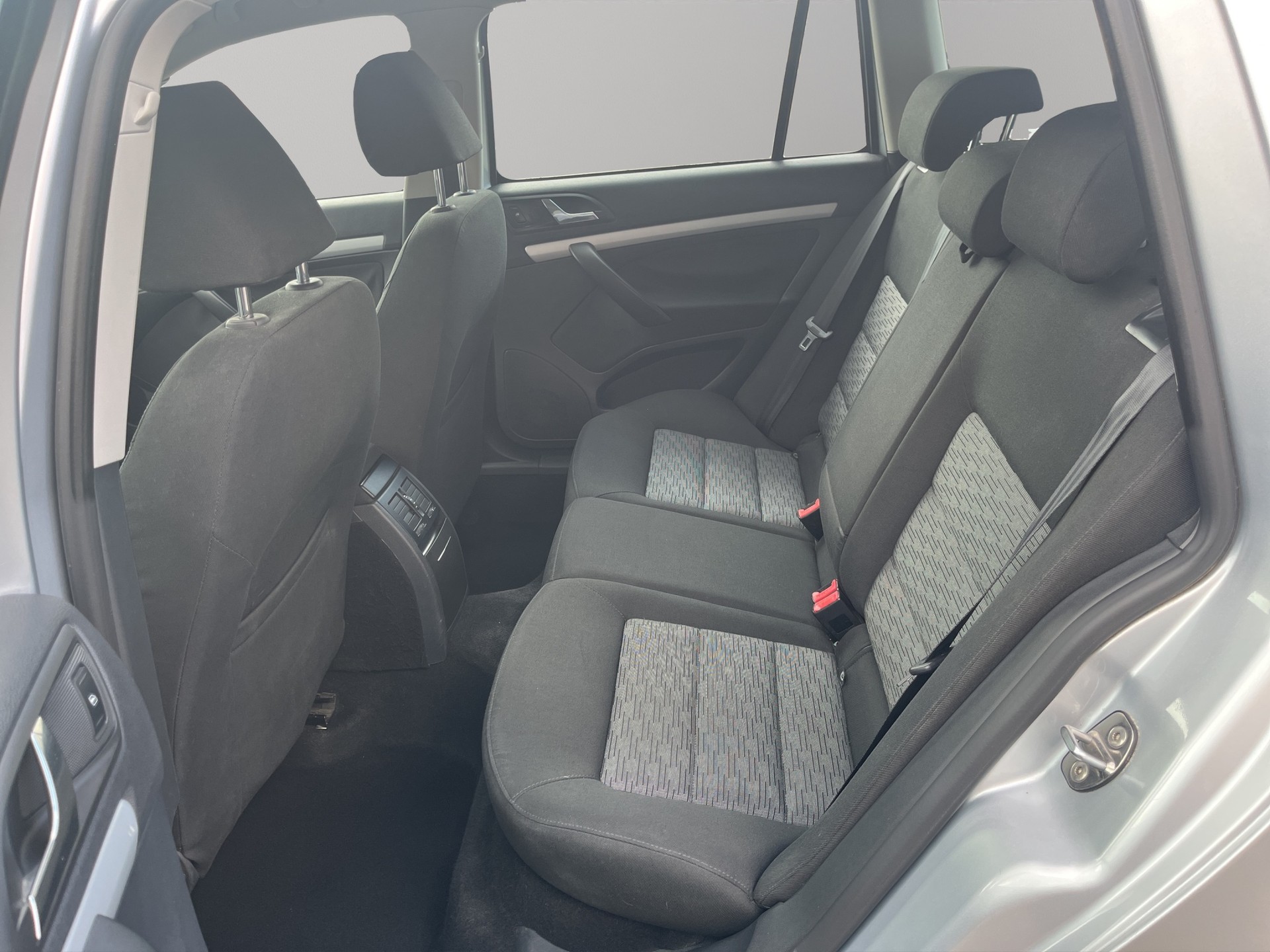 SKODA Octavia Combi 1.8 TSI 50Years 4x4-image-6
