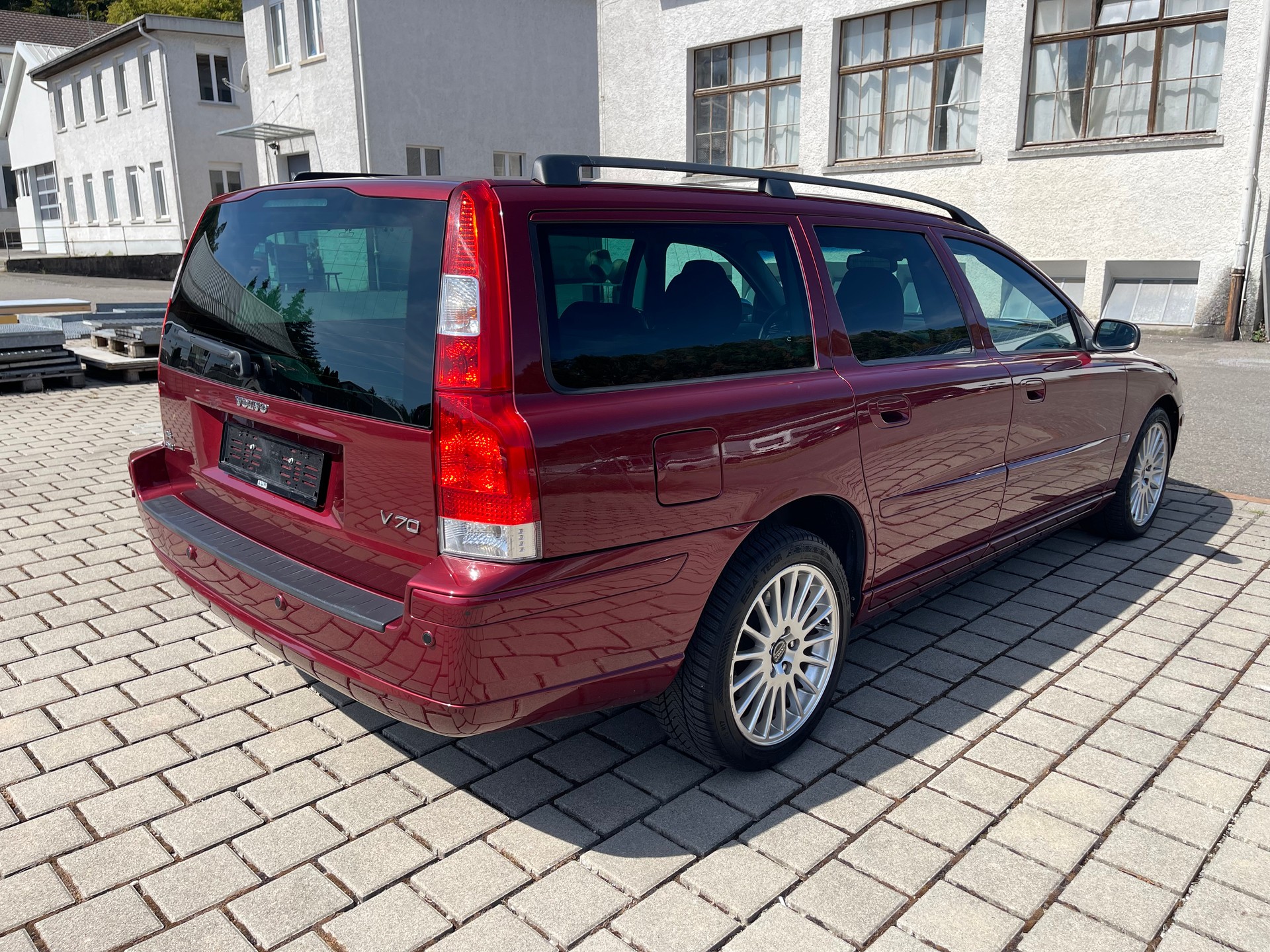 VOLVO V70 D5 AWD Summum-image-4