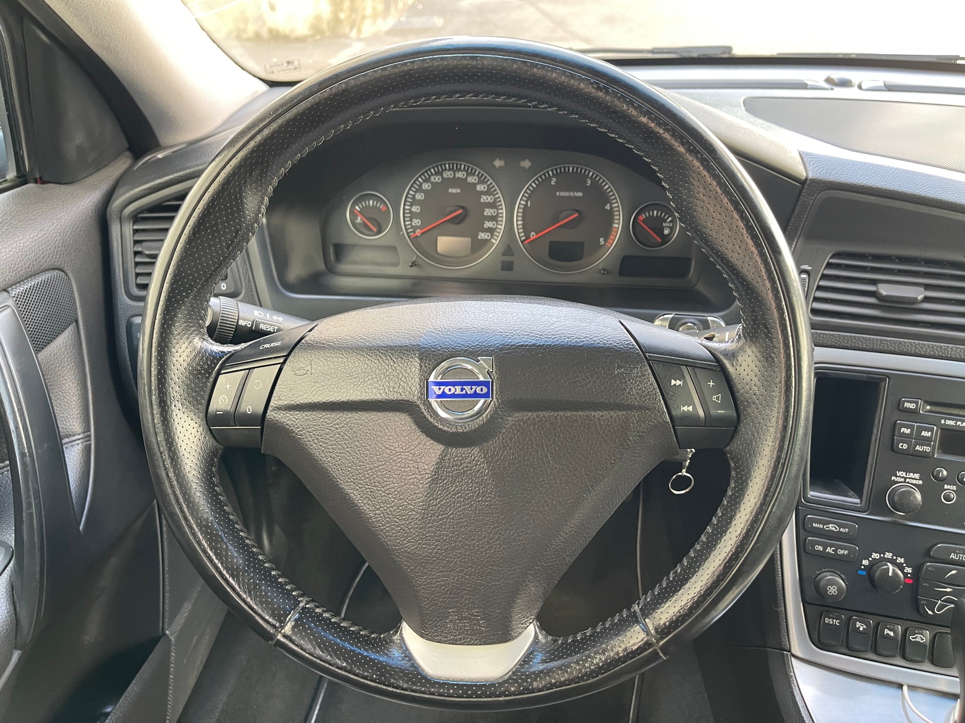 VOLVO V70 D5 AWD Summum-image-12