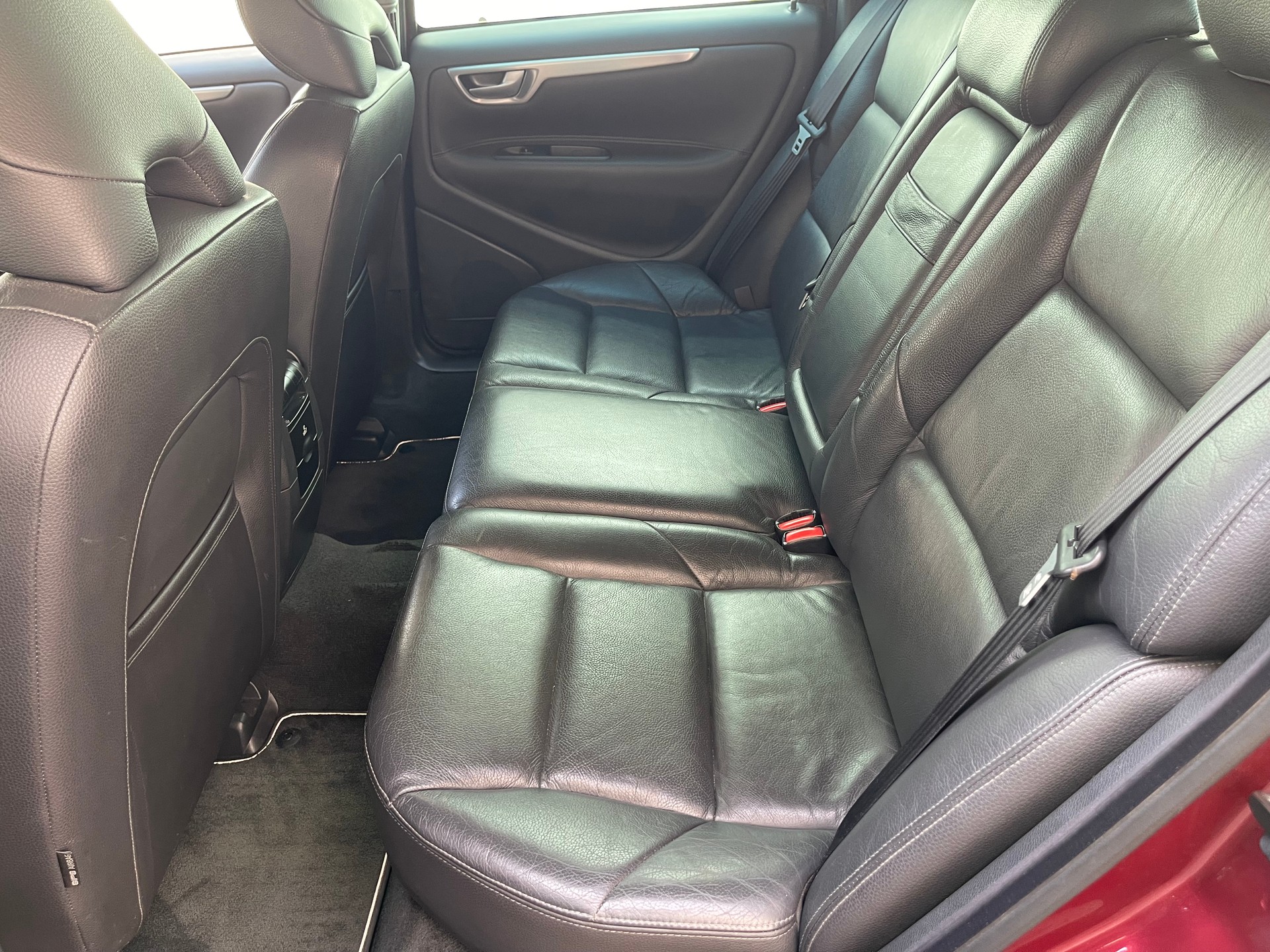VOLVO V70 D5 AWD Summum-image-9