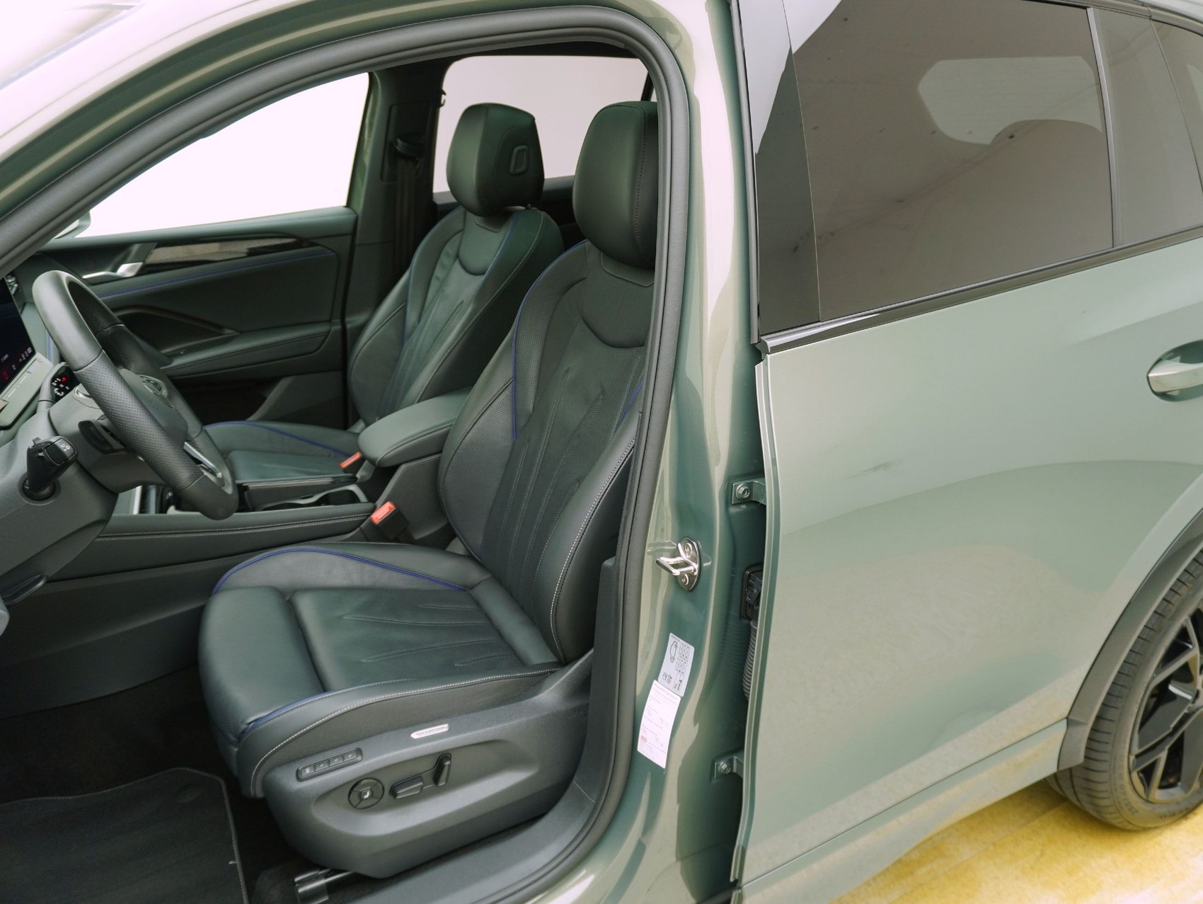 VW Tiguan 1.5 TSI DSG PHEV R-Line Black Style-image-9