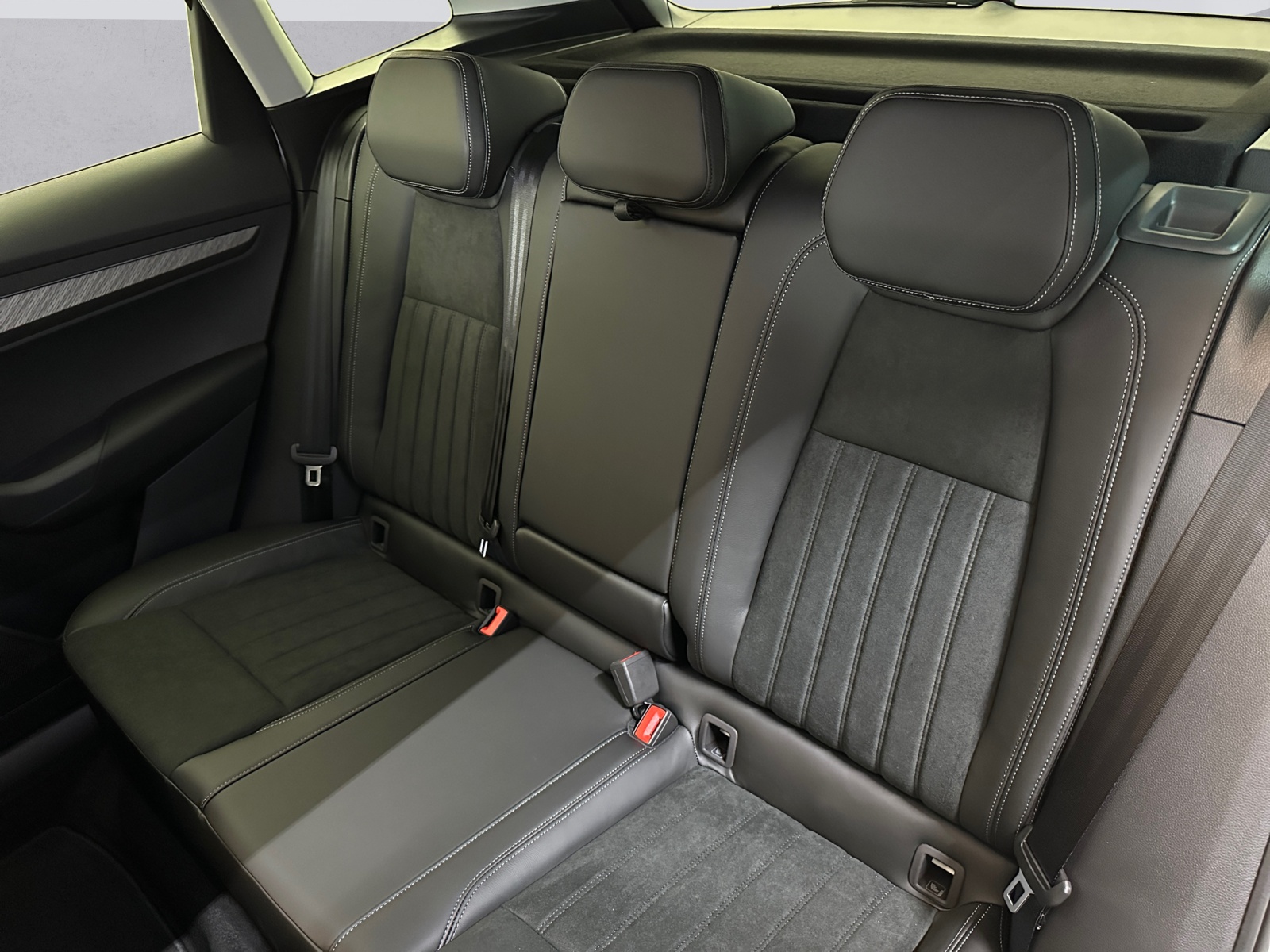 SKODA Karoq 2.0 TDI CR Dynamic 4x4 DSG-image-11